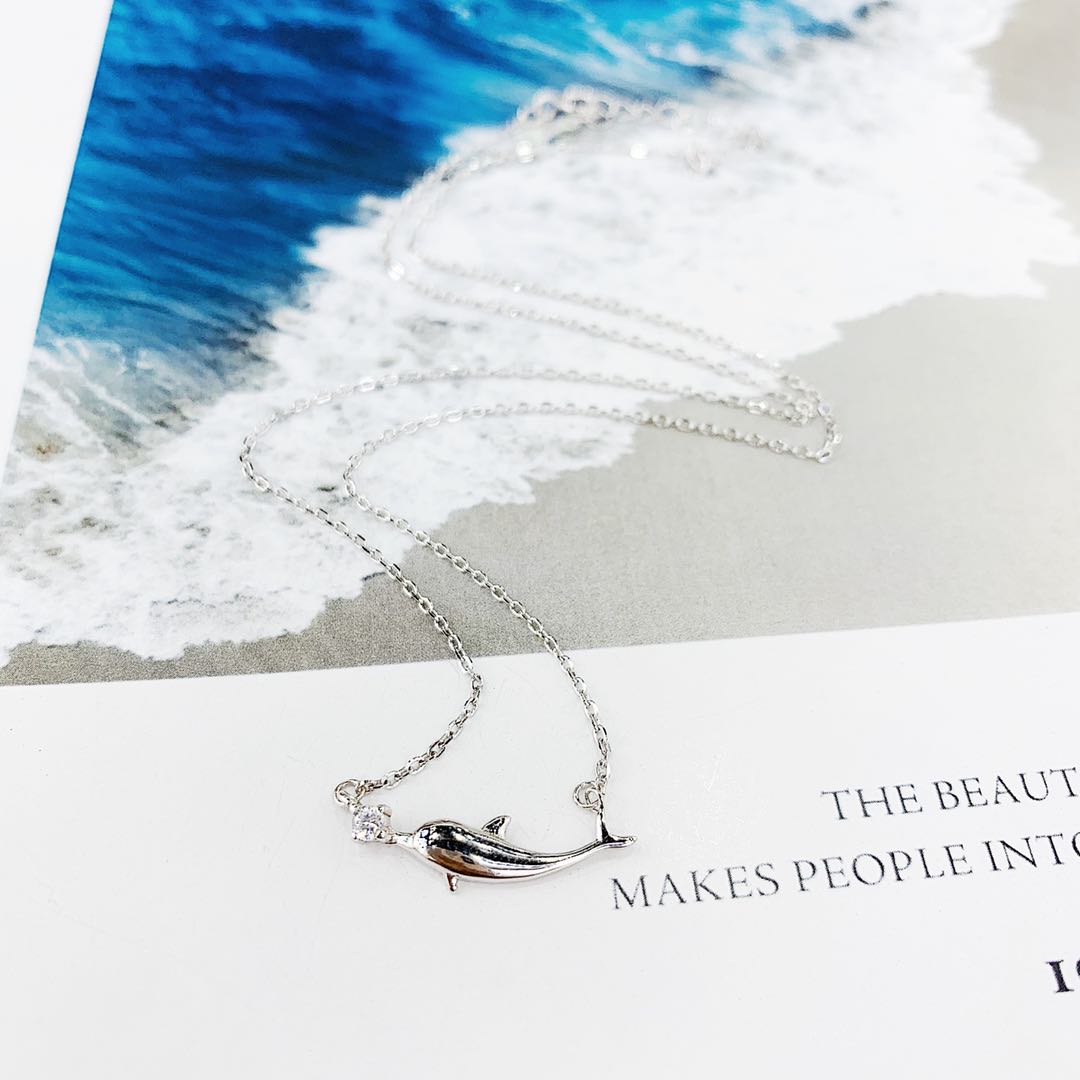 The s925 silver zircon dolphin necklace does not fade and does not cause allergies Application Scenario