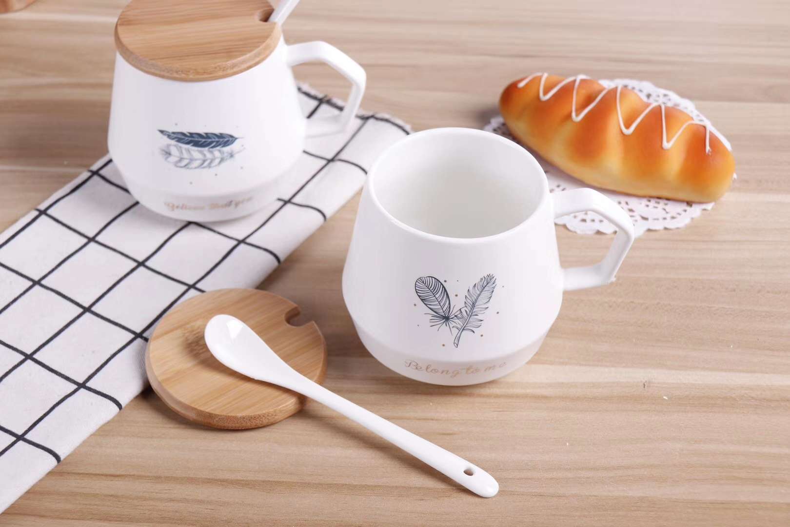 Hy947 Falling Feather Casual Cup Matte Glaze Ceramic Cup With Wooden Lid Ceramic Spoon Application Scenario