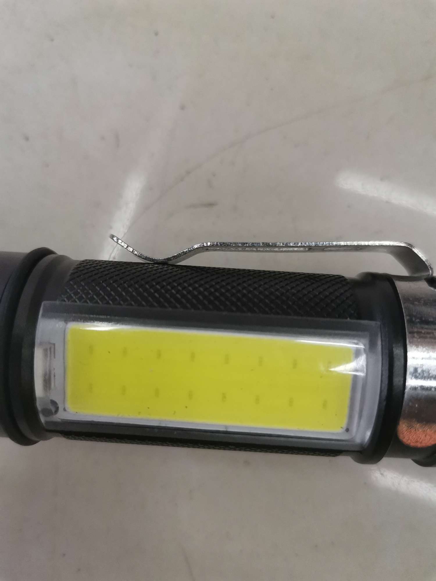 伸拉调焦侧灯设计（COB）可卸电池铝合金多功能强光手电筒白底实物图