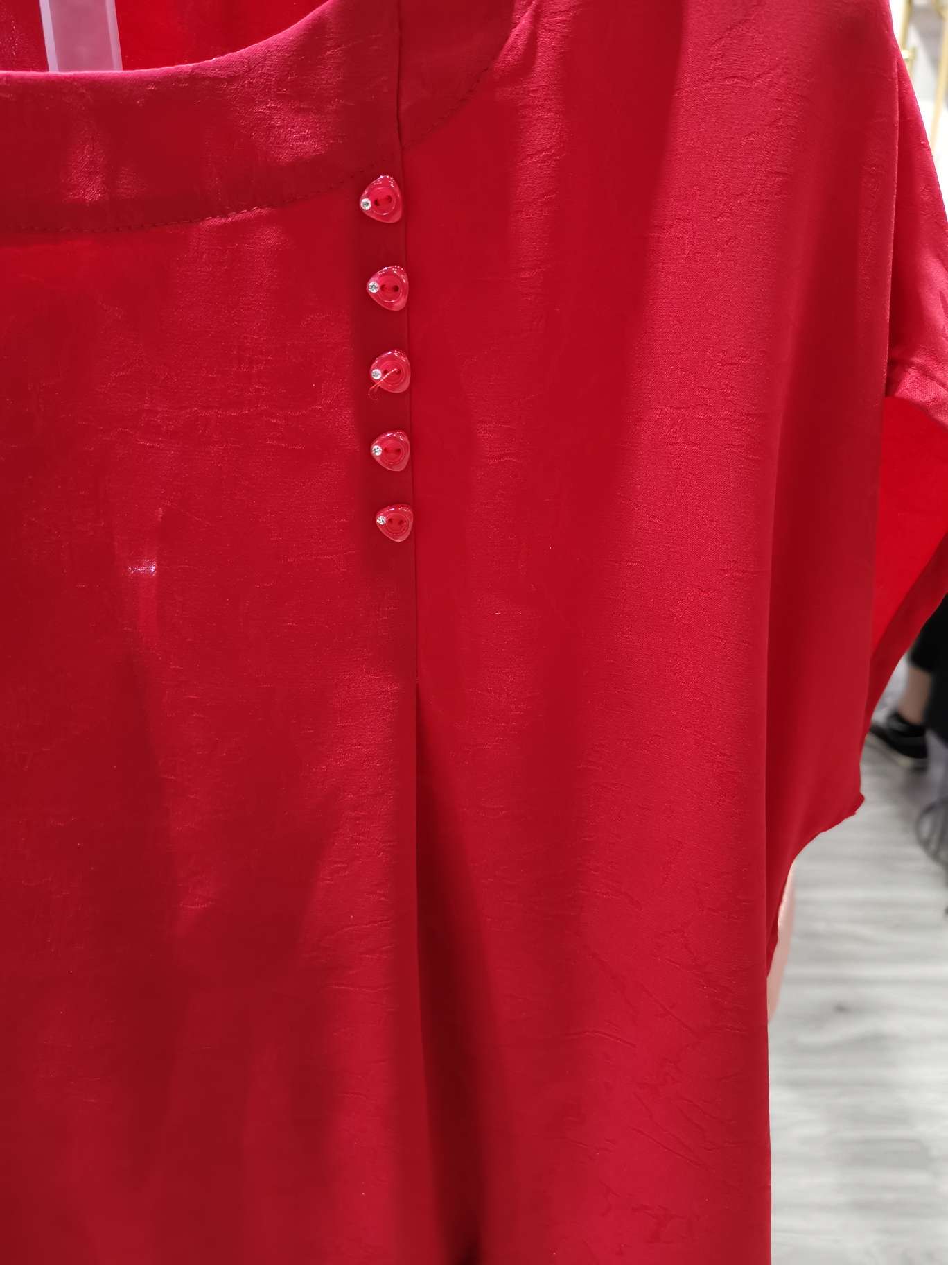 大圆领大红色侧排扣女上衣细节图