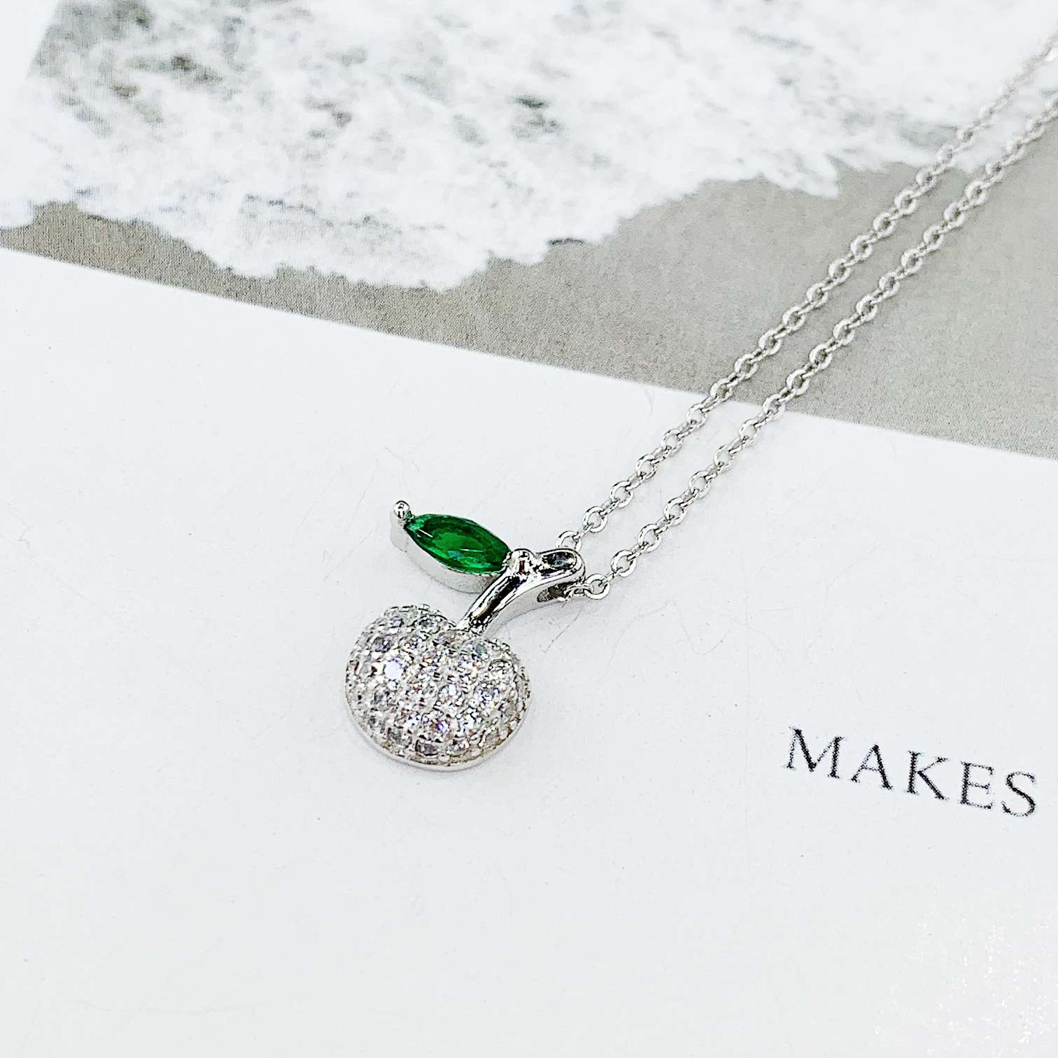 The s925 silver micro-encrusted apple necklace does not fade and does not cause allergies undefined