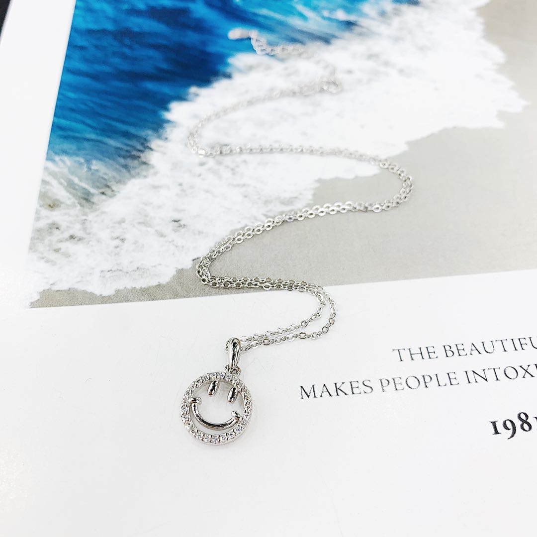 The s925 silver micro-studded smiling face necklace does not fade and does not cause allergies Item Picture