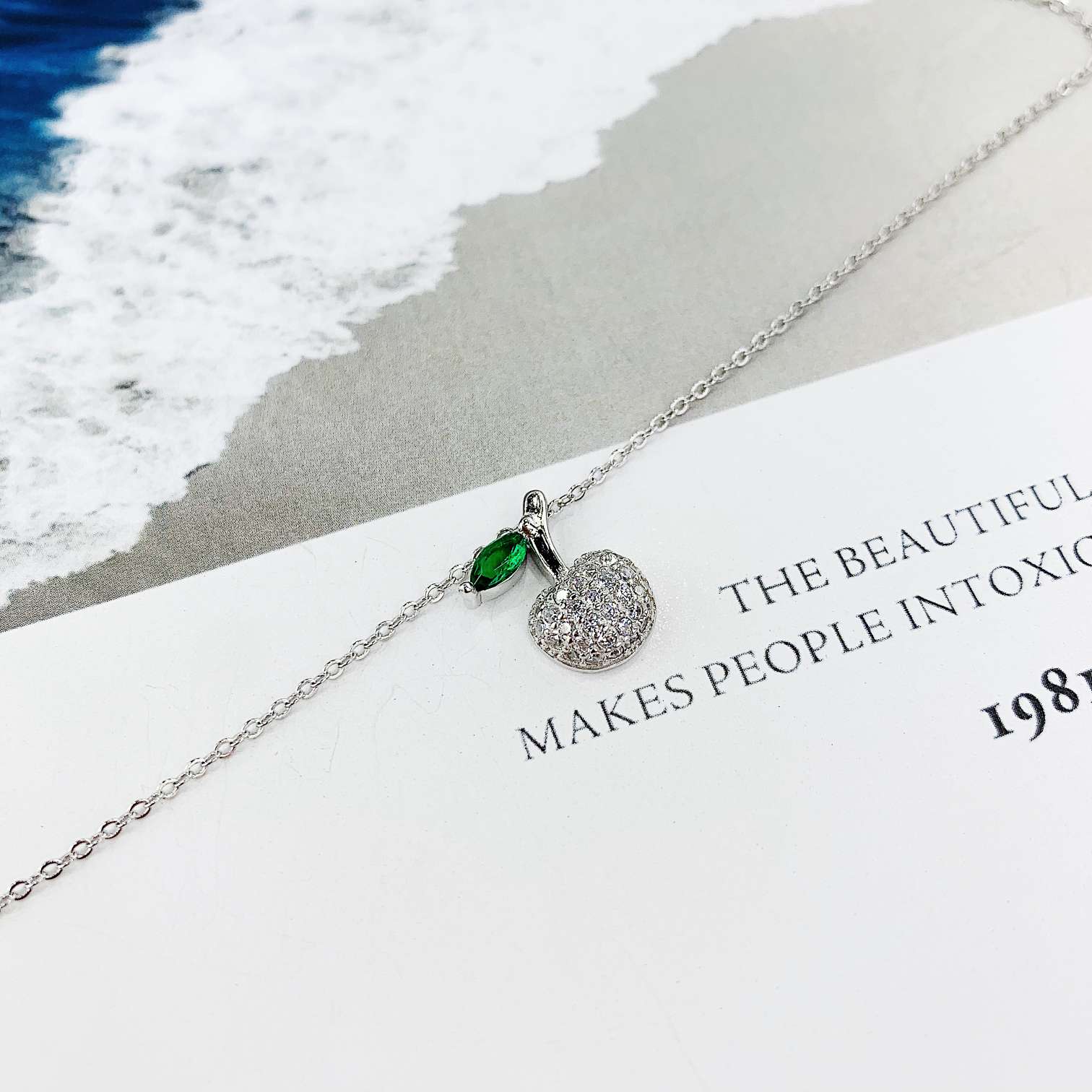 The s925 silver micro-encrusted apple necklace does not fade and does not cause allergies undefined