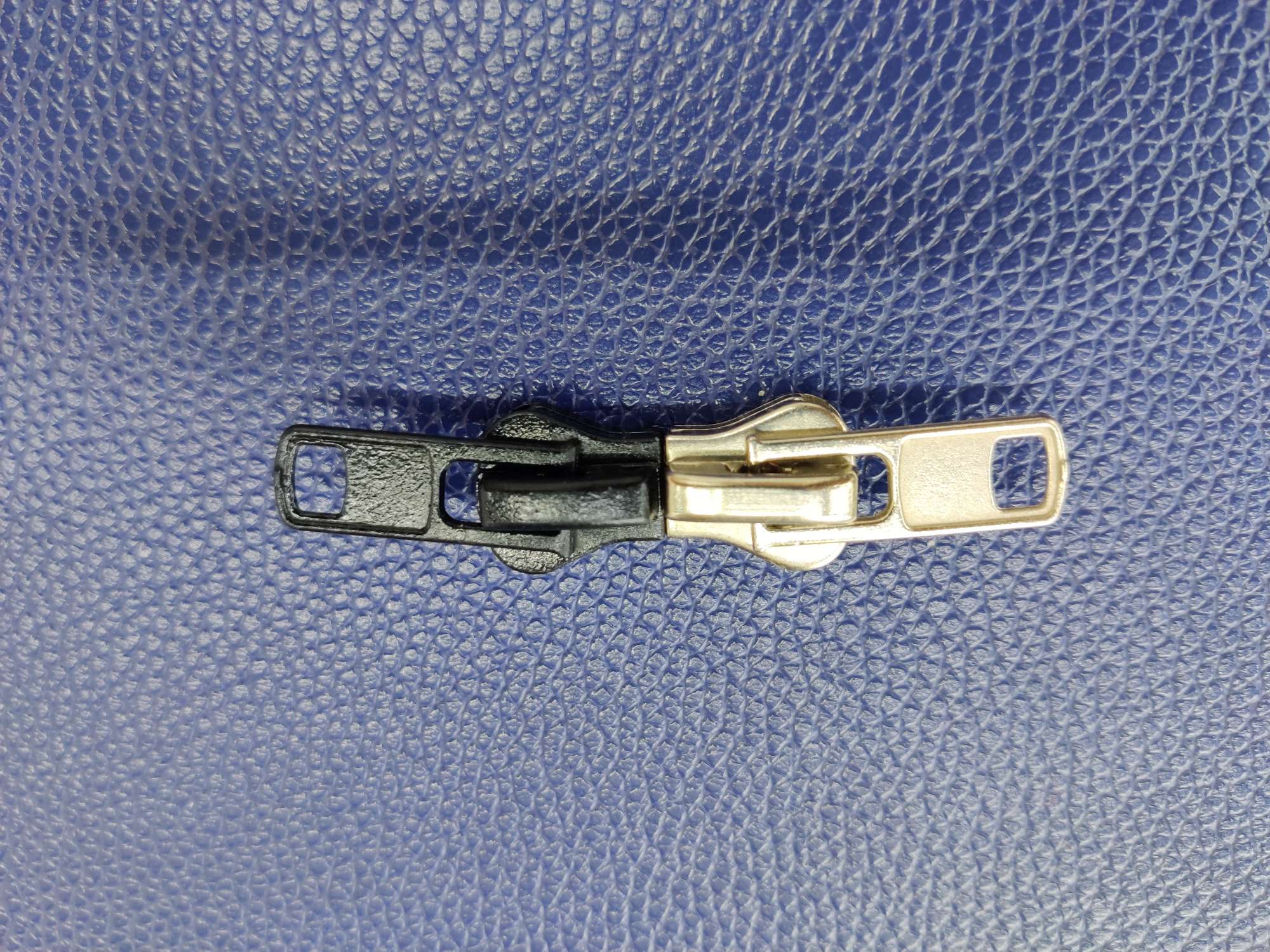 No. 8 resin automatic head zipper pulling head manufacturers spot wholesale clothing pulling head with lock zipper head thumbnail