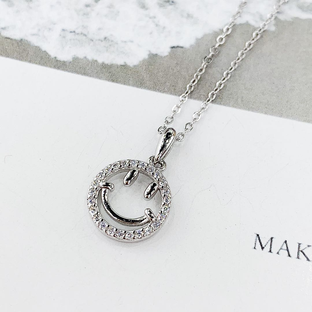 The s925 silver micro-studded smiling face necklace does not fade and does not cause allergies Application Scenario