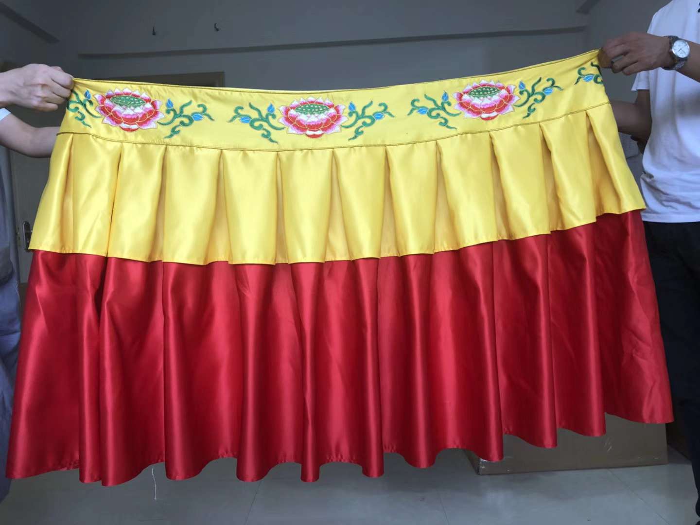 The table cover fabric is exquisitely crafted, high-end and elegant. It features embroidery, cross-stitch, pearl painting, car key case, Buddhist and Taoist style handicrafts and gifts for collection details Picture