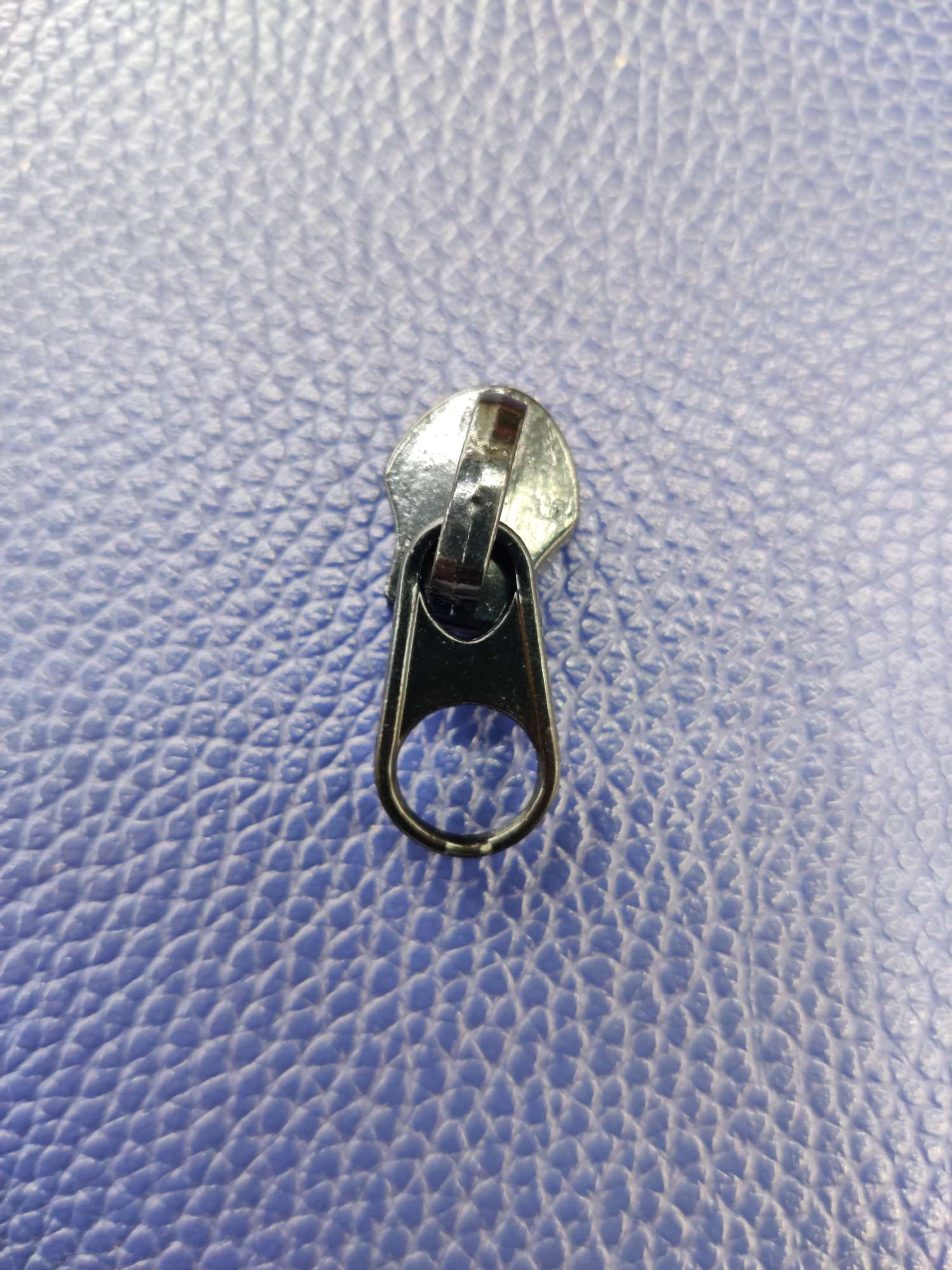 No. 8 anti-pull short plate zipper pull head manufacturers spot wholesale clothing pull head with lock zipper head thumbnail