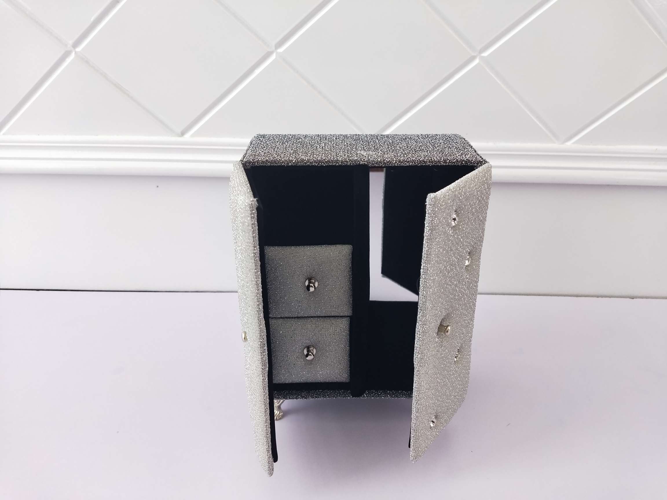 Jinqi Sofa Jewelry Box European Fashion Jewelry Display and Storage Box Princess Doll Accessories X02-391/392 Application Scenario