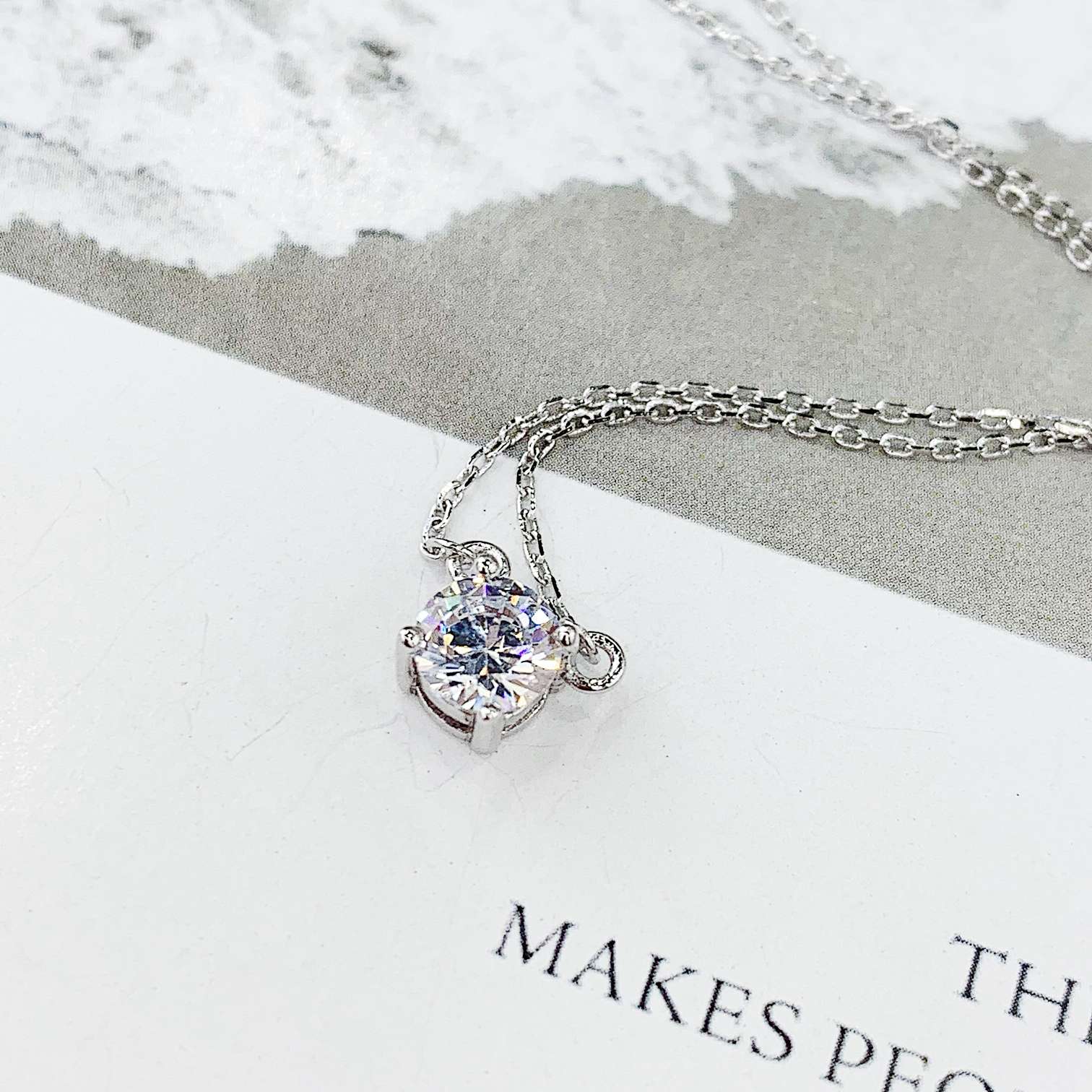 The s925 silver zircon necklace does not fade and does not cause allergies undefined