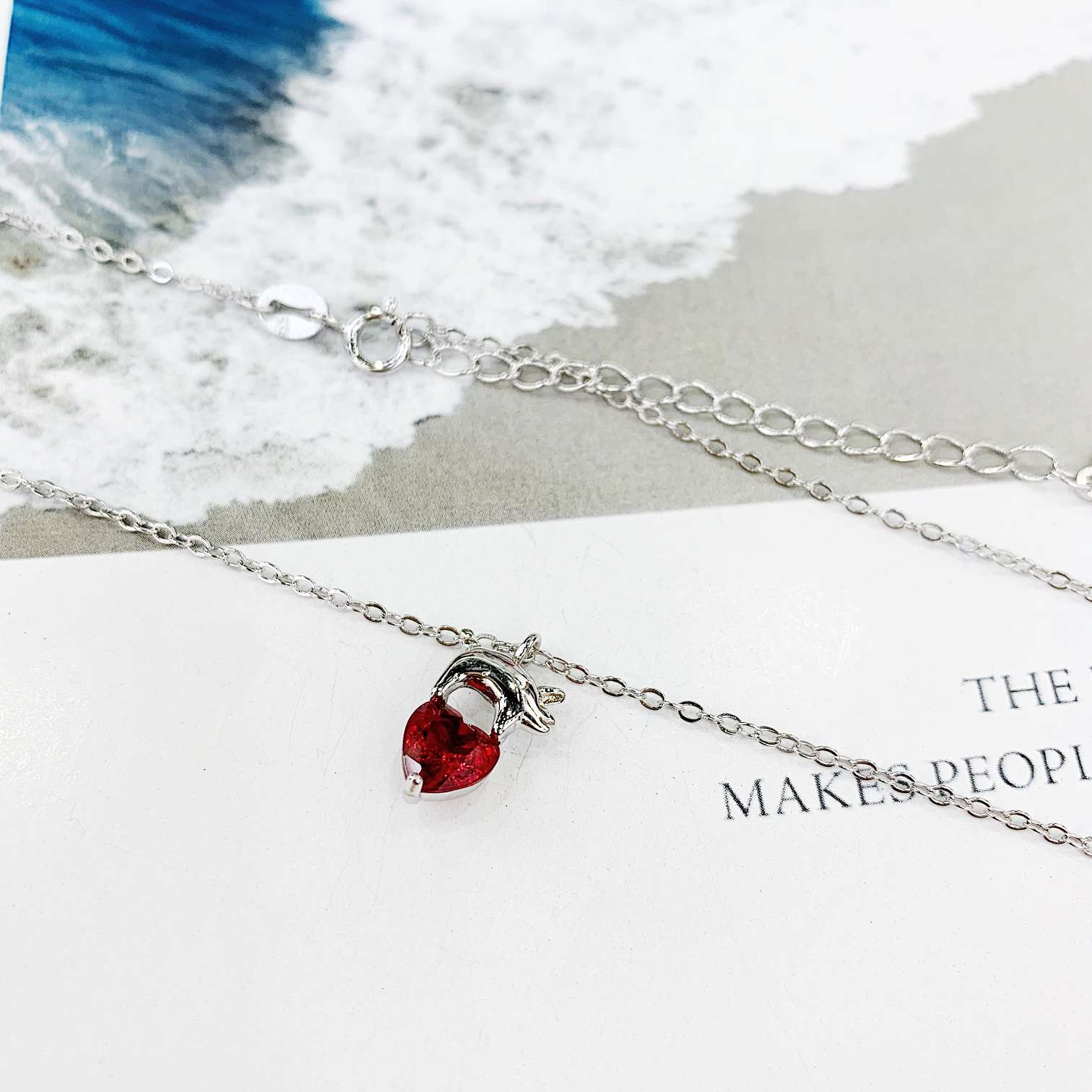 The s925 silver cute little pig necklace with red crystal does not fade and does not cause allergies undefined