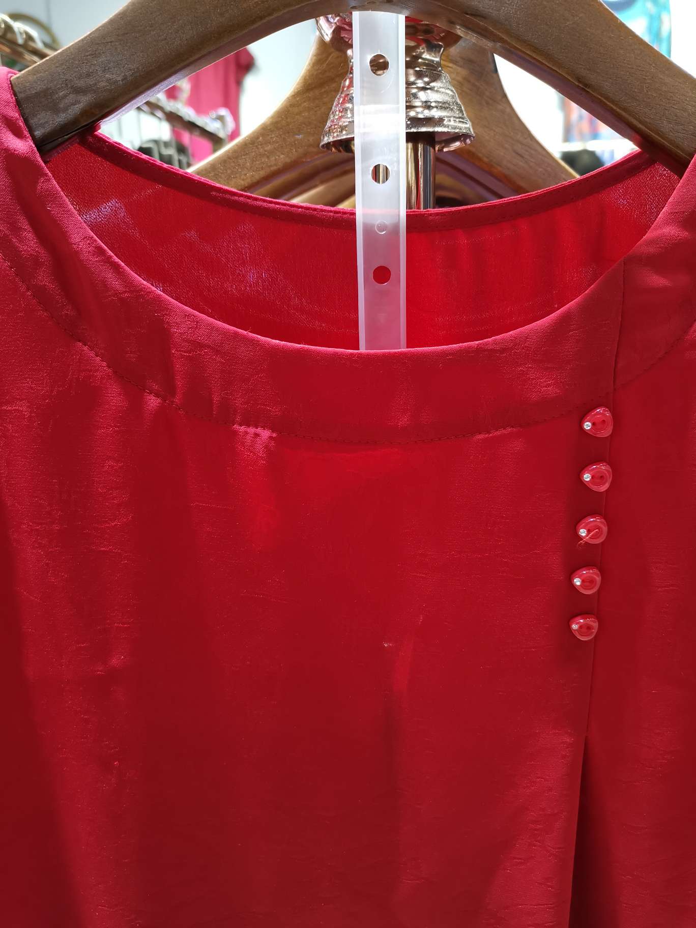 大圆领大红色侧排扣女上衣产品图