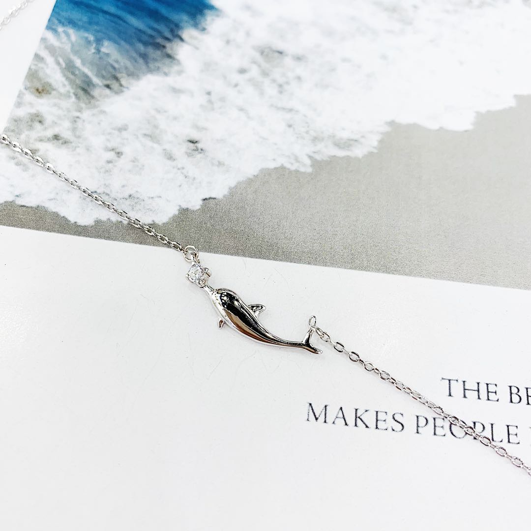 The s925 silver zircon dolphin necklace does not fade and does not cause allergies undefined
