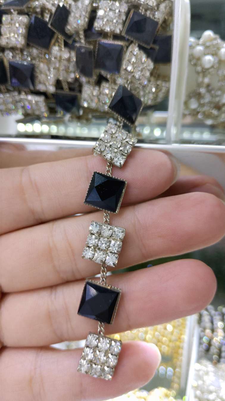 Square yards chain