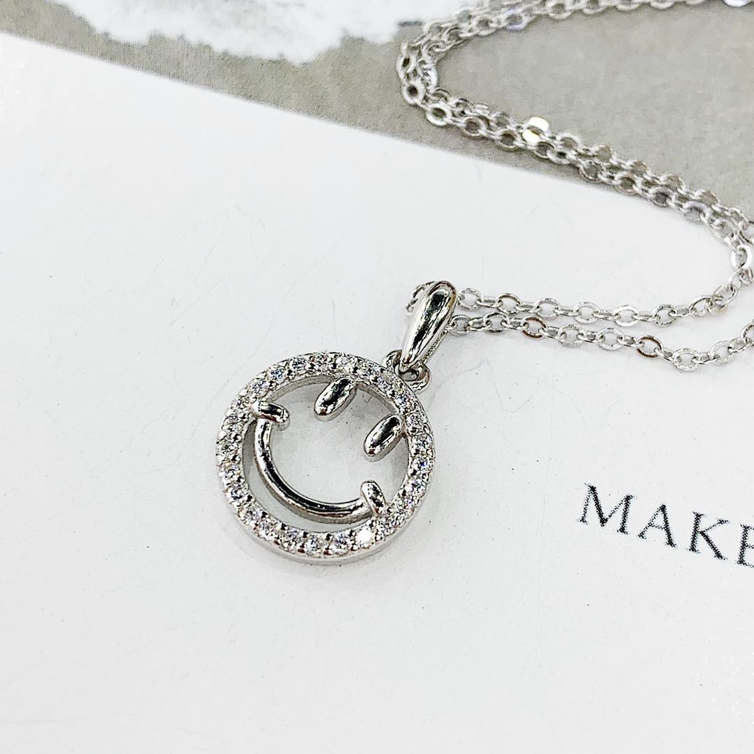 The s925 silver micro-studded smiling face necklace does not fade and does not cause allergies undefined