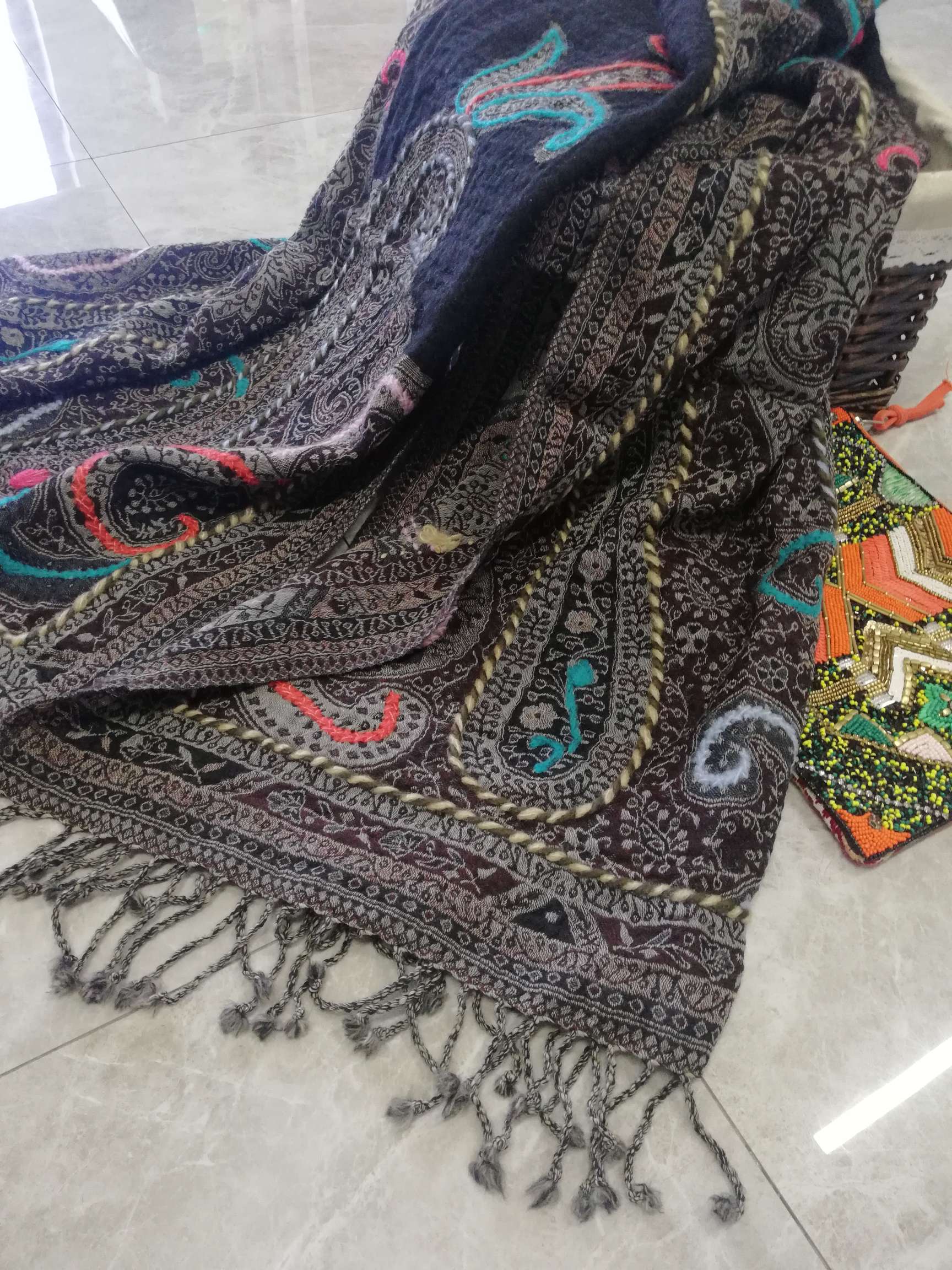 Woollen scarf for women with Indian national style hand-embroidered travel photos with warm cape