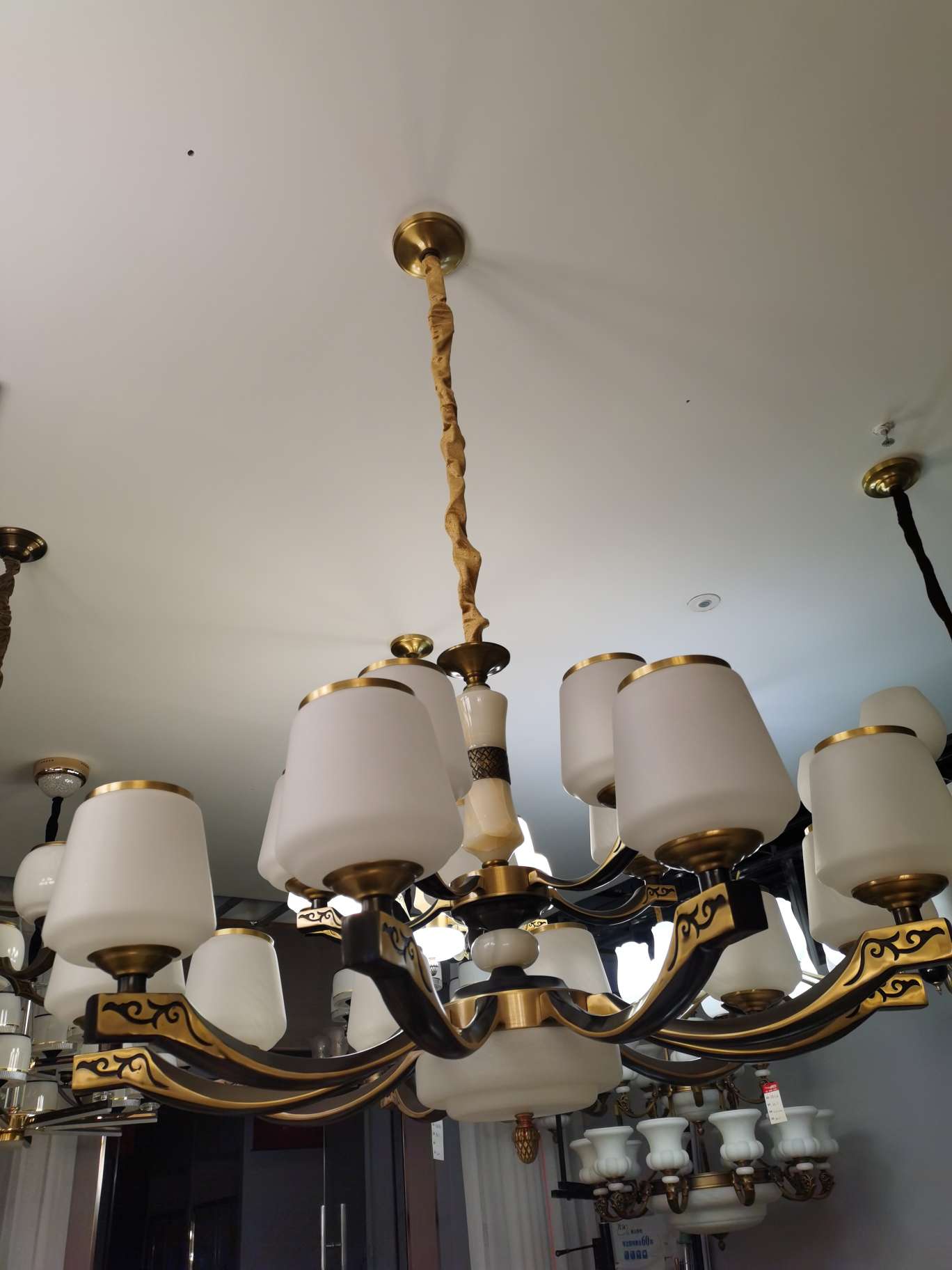 The new Chinese-style all-copper pendant lamp for the living room is retro and simple