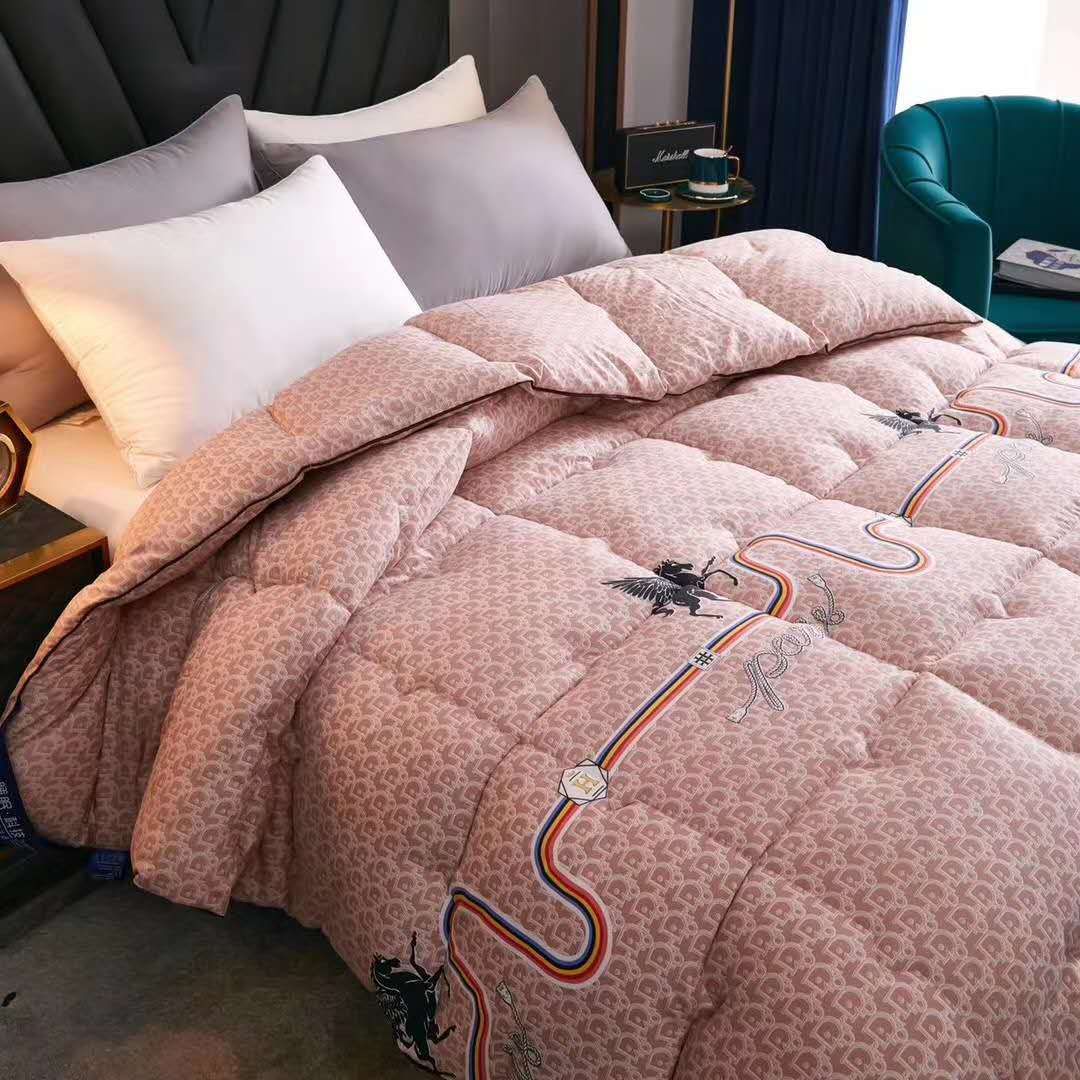 The cotton-filled spring and autumn quilt is 1.5*2 pink, sold directly by the manufacturer