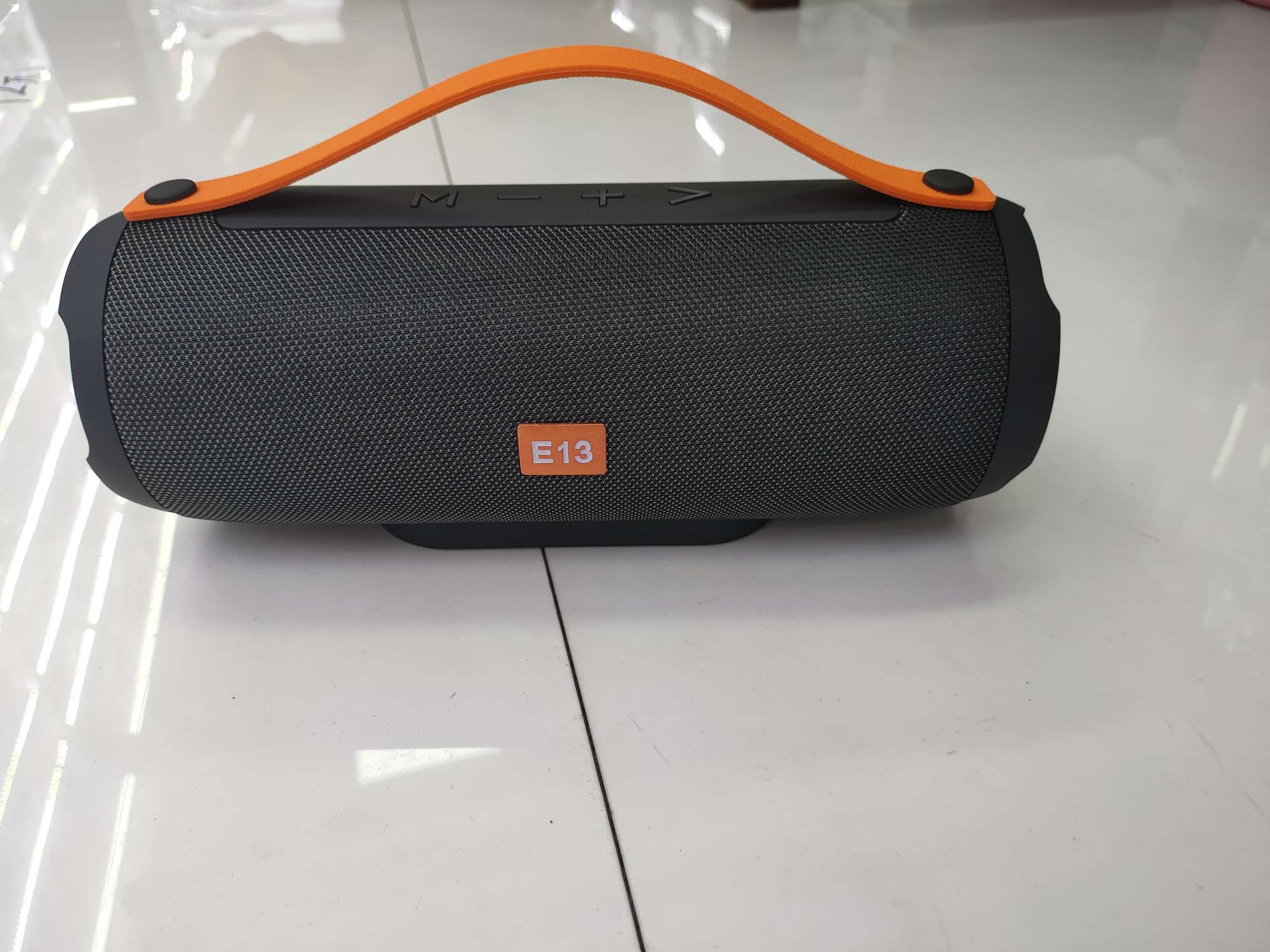 E13黑色手提式音响图