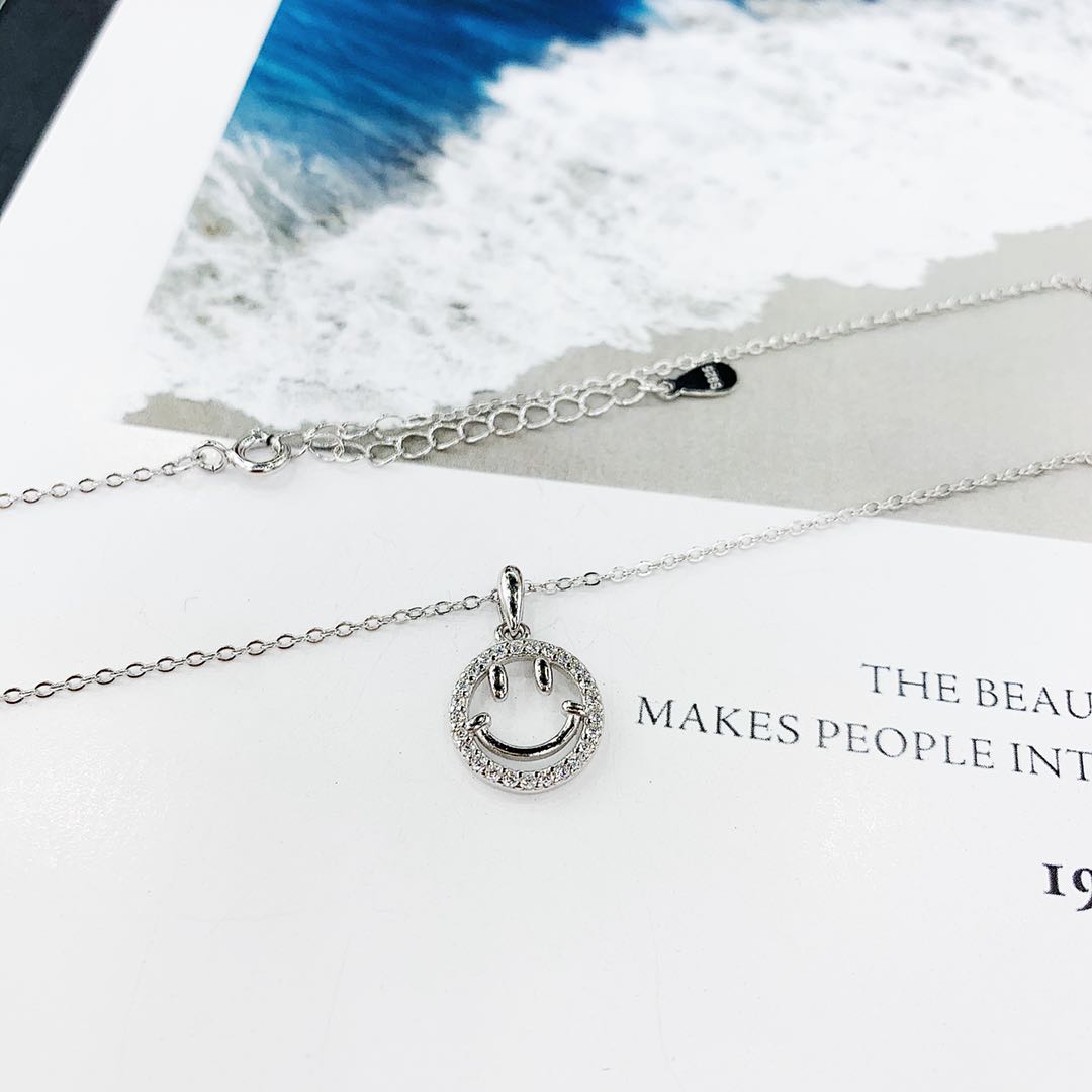 The s925 silver micro-studded smiling face necklace does not fade and does not cause allergies undefined