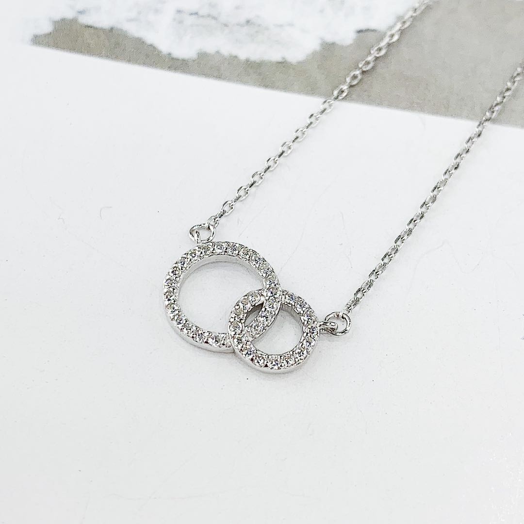 The s925 silver micro-inlaid diamond interlocking necklace does not fade and does not cause allergies undefined