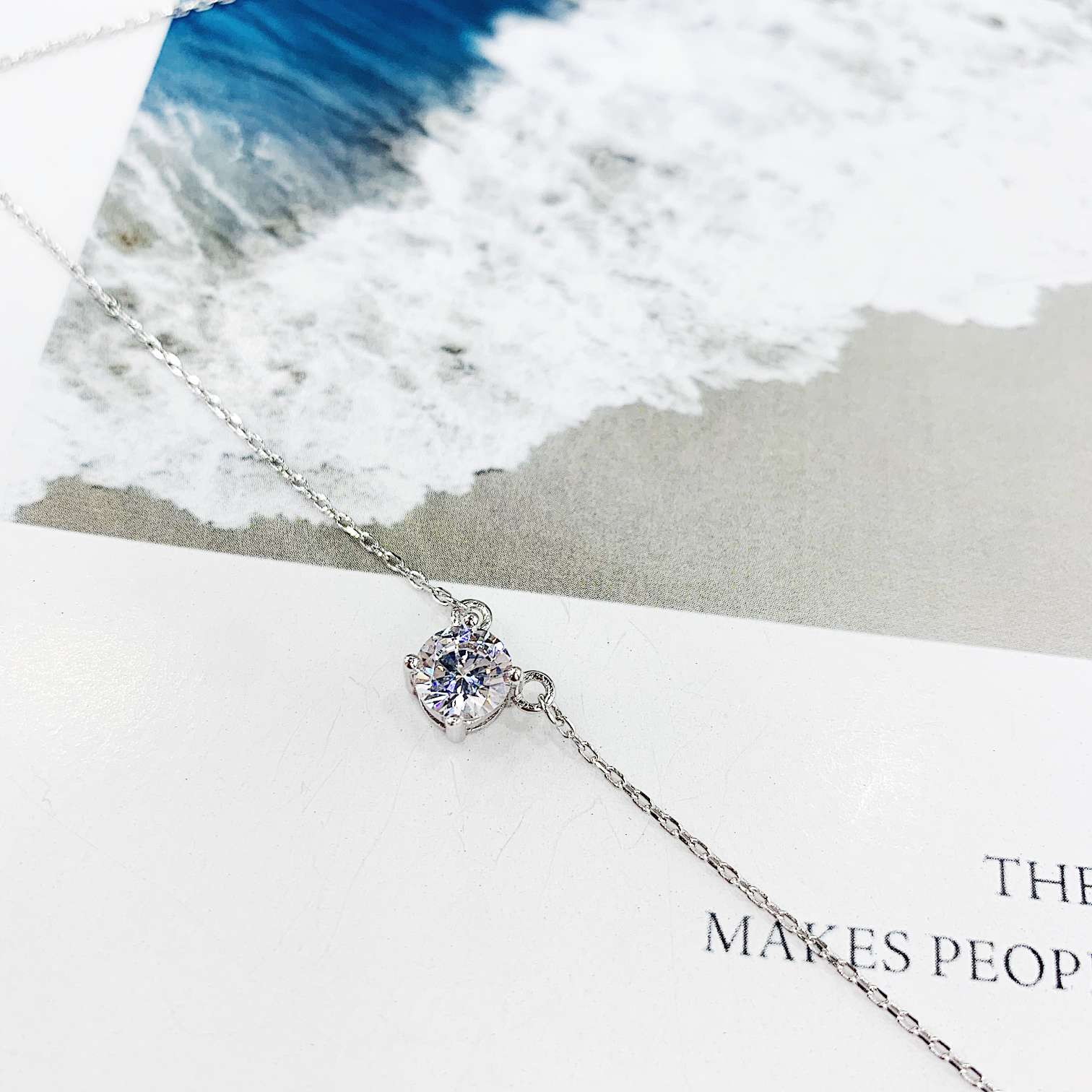 The s925 silver zircon necklace does not fade and does not cause allergies undefined