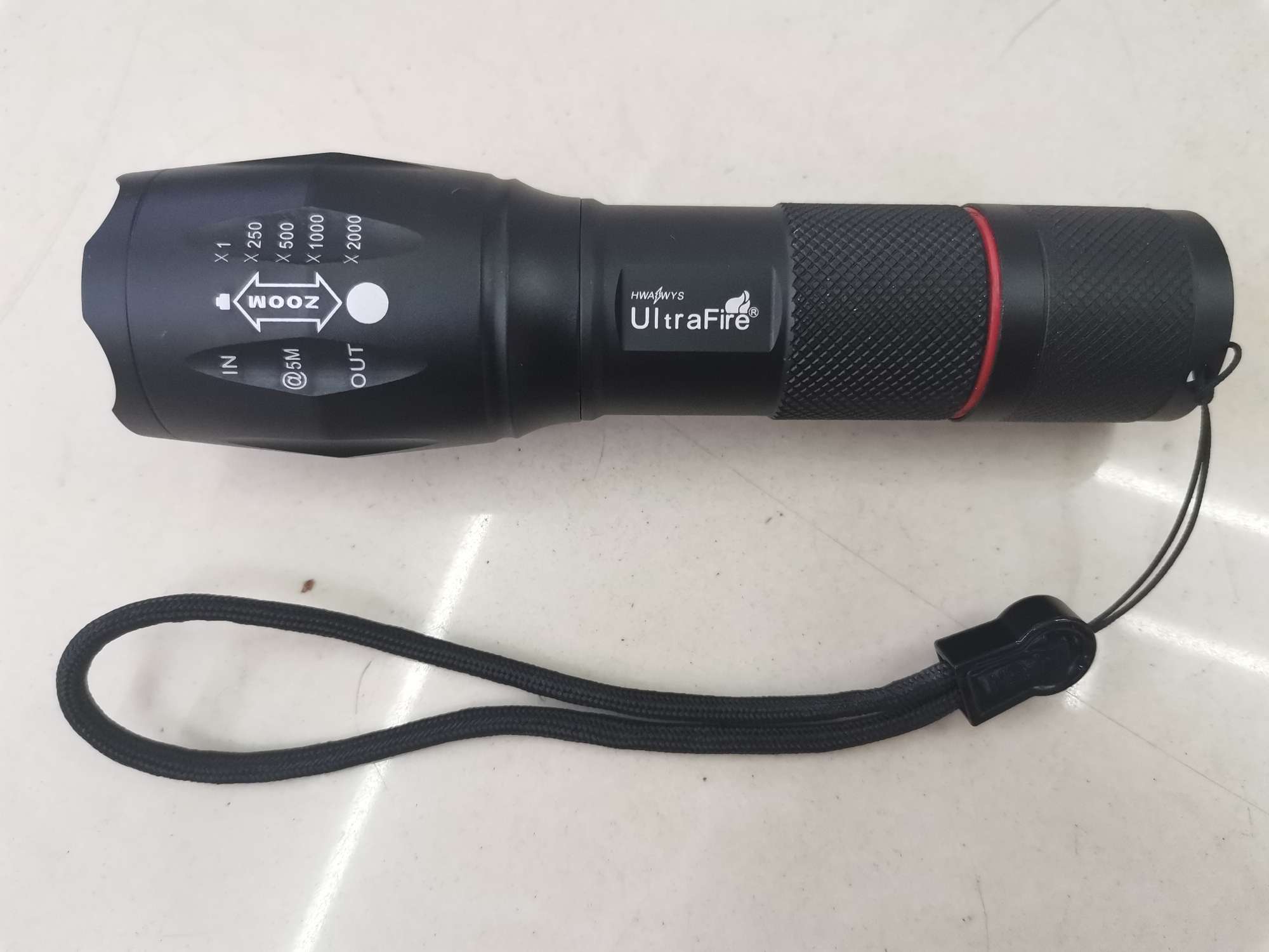 伸拉调焦后尾开关户外照明多功能强光手电筒