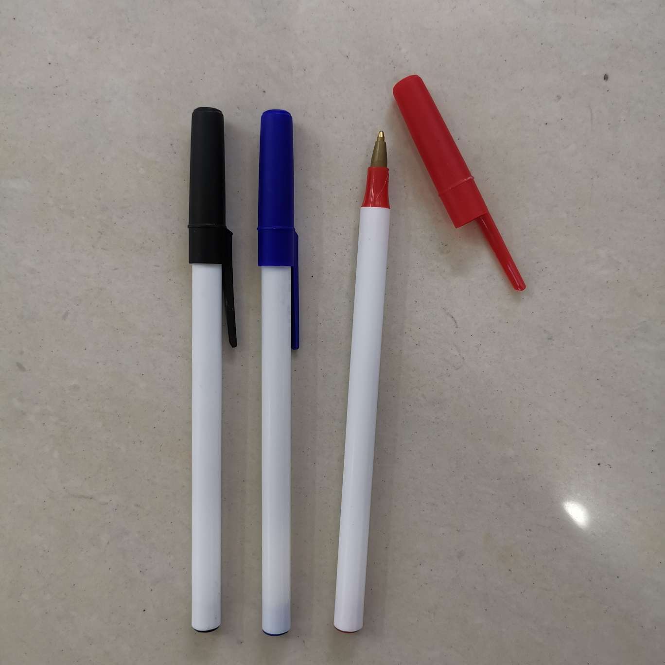 Simple ballpoint pens, in red, blue and black Item Picture