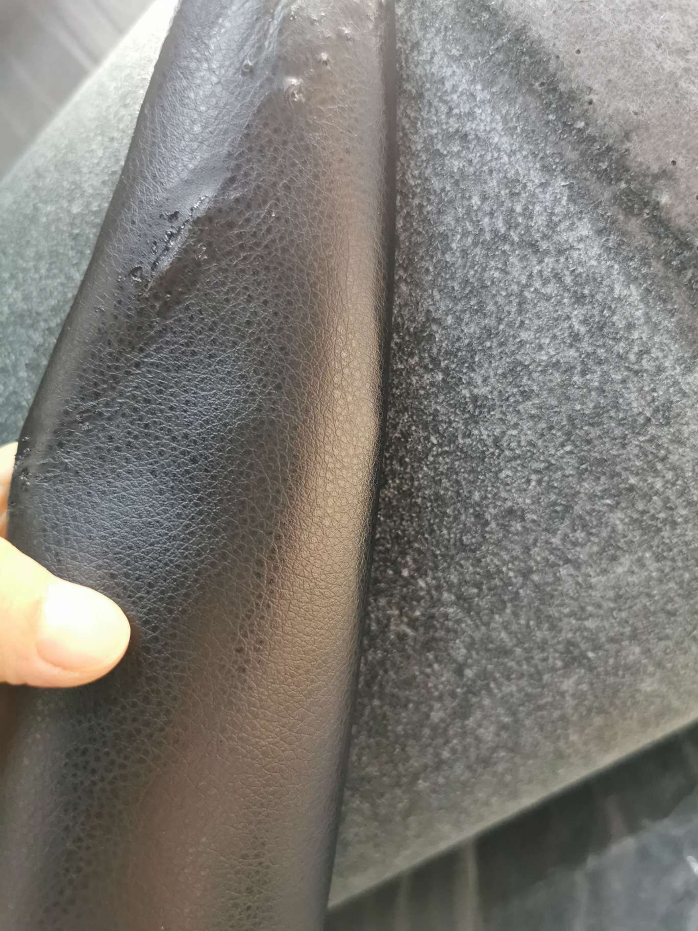 仿真皮2.0厚度贴膜荔枝纹黑色白底实物图