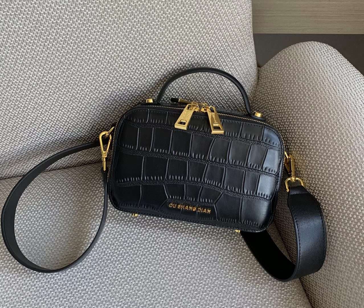 B1511黑色白底实物图