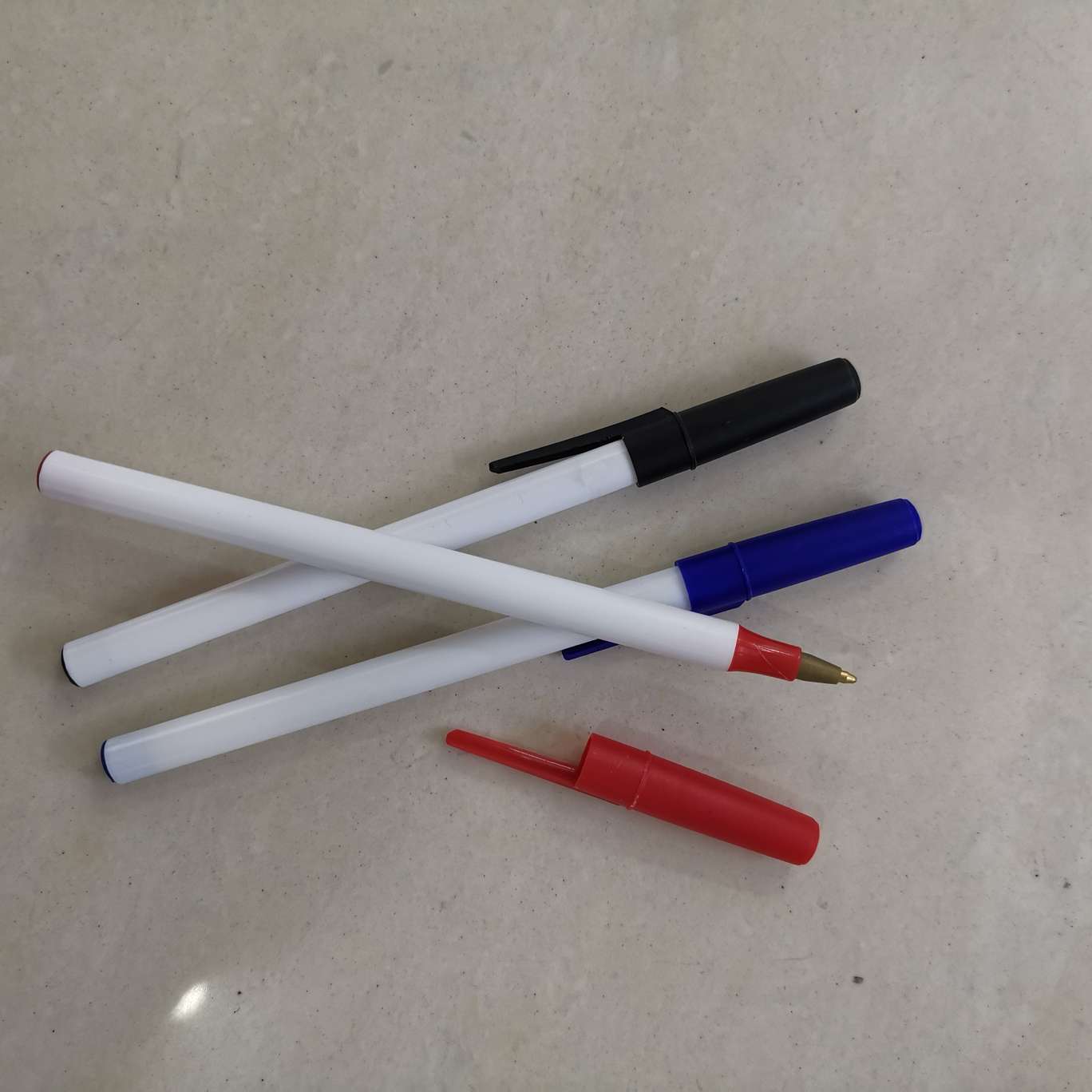 Simple ballpoint pens, in red, blue and black Application Scenario