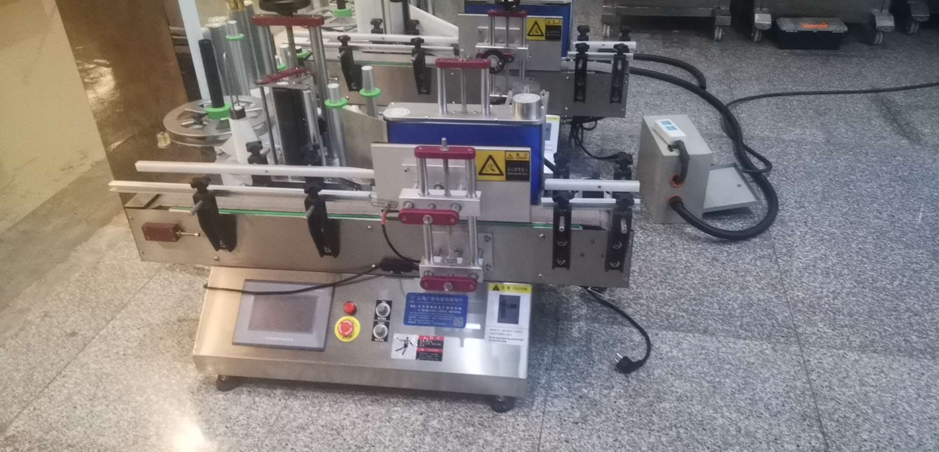 Guangxin Packaging Machinery Equipment, a well-established physical store, offers high-quality and reasonably priced desktop automatic round bottle labeling machines