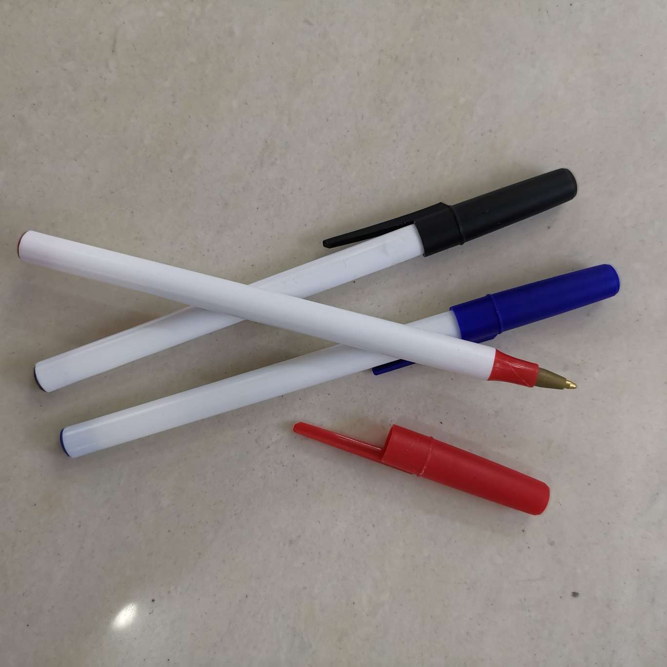 Simple ballpoint pens, in red, blue and black Specification image