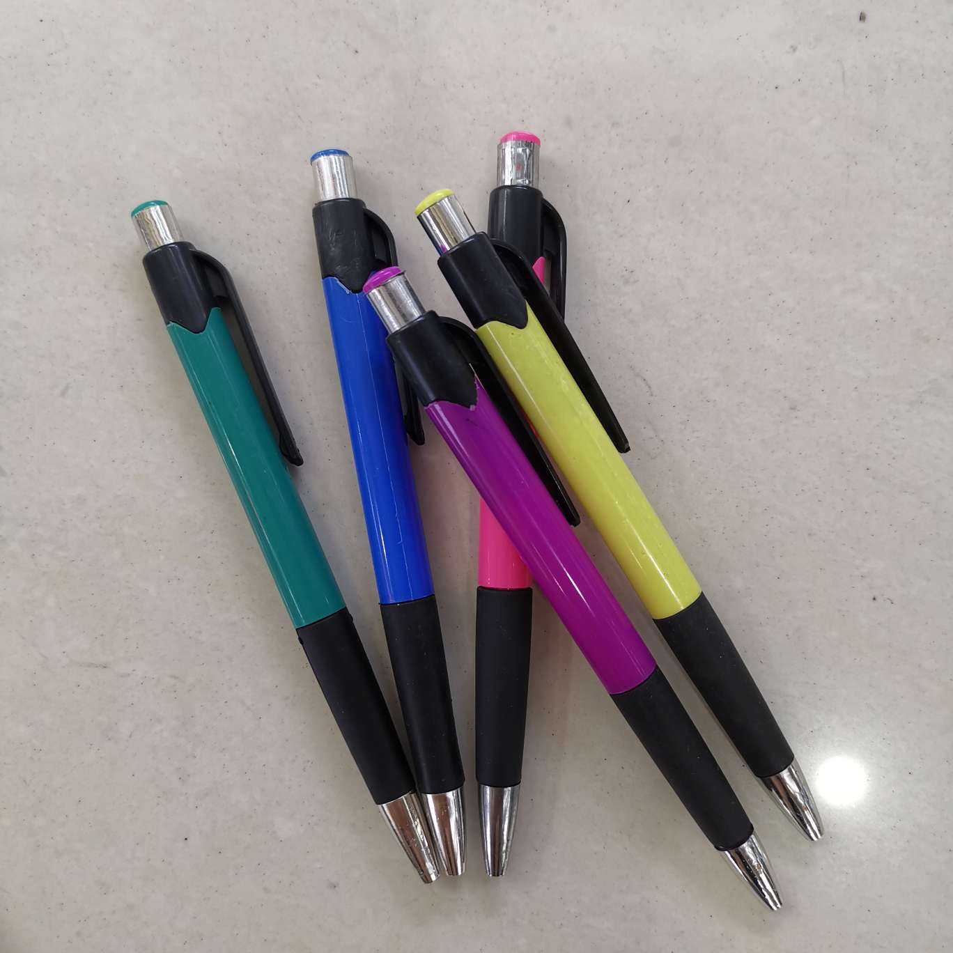 Five-color ballpoint pen, press the ballpoint pen Application Scenario