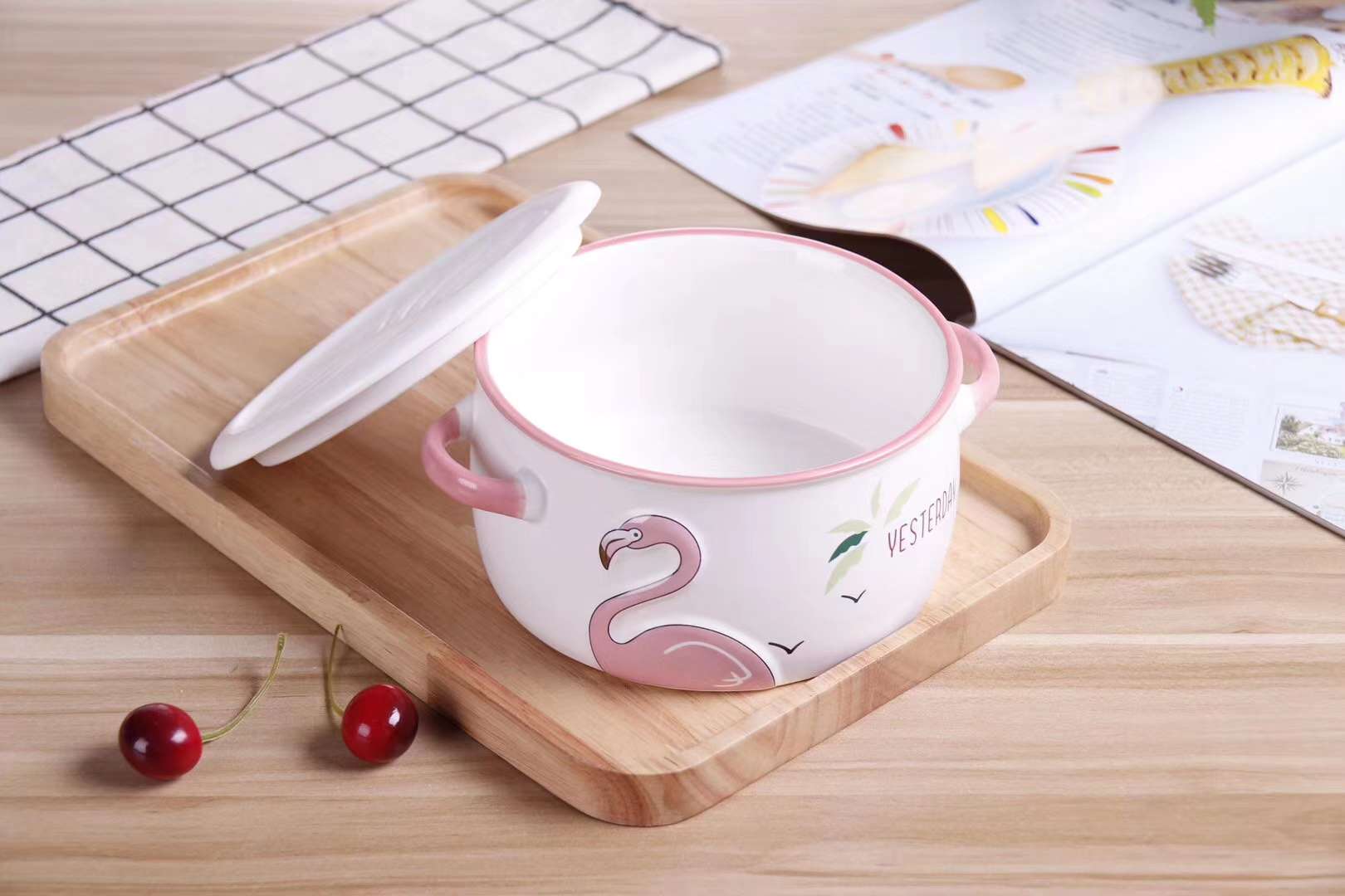 HY－908－1  卡通浮雕火烈鸟面碗  哑光色釉浮雕陶瓷碗  浮雕陶瓷盖白底实物图