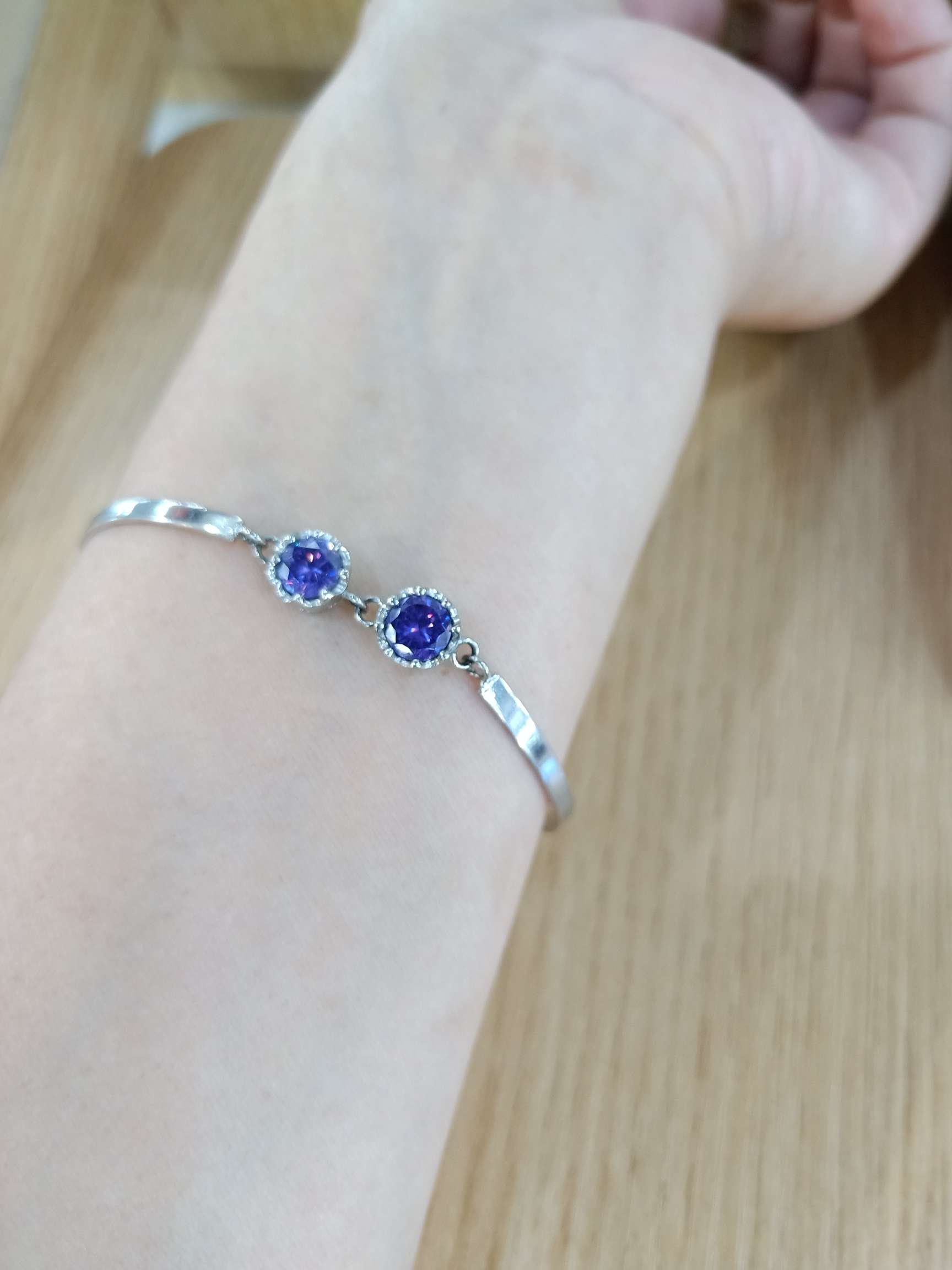 纯手工打造925纯银镶嵌紫色施华洛世奇水晶引长连手镯，秀气优雅有气质的一款纯银手镯