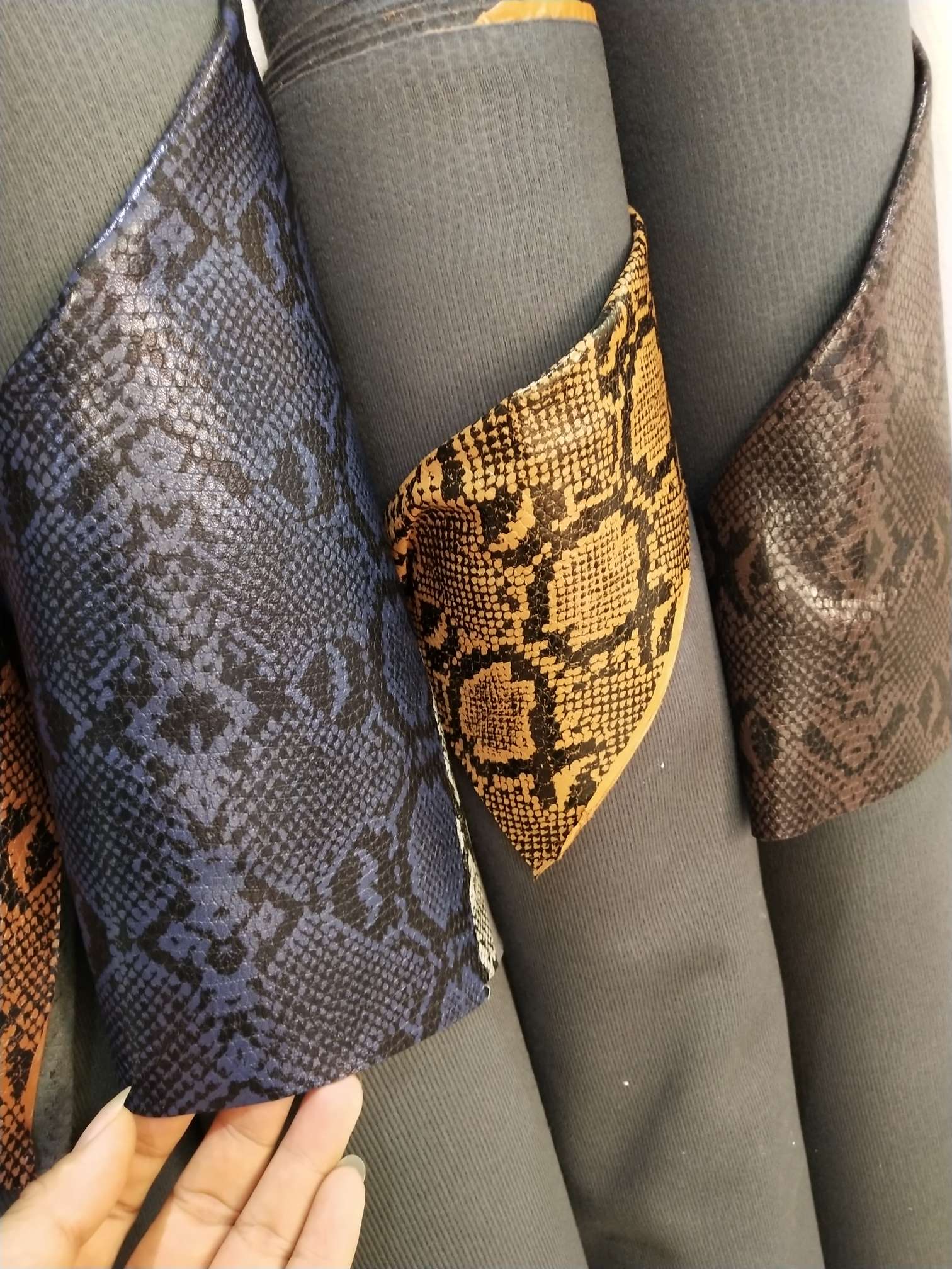901 (PU Snake Pattern) Best-selling PU leather fabric Application Scenario