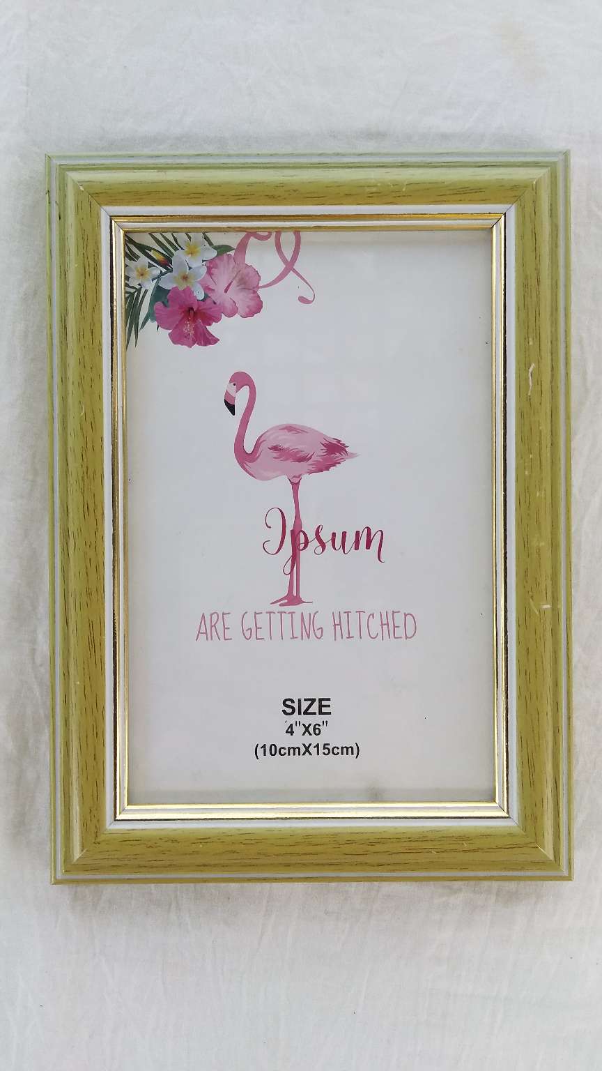 简单欧式小摆台内框烫有两条金色的边。