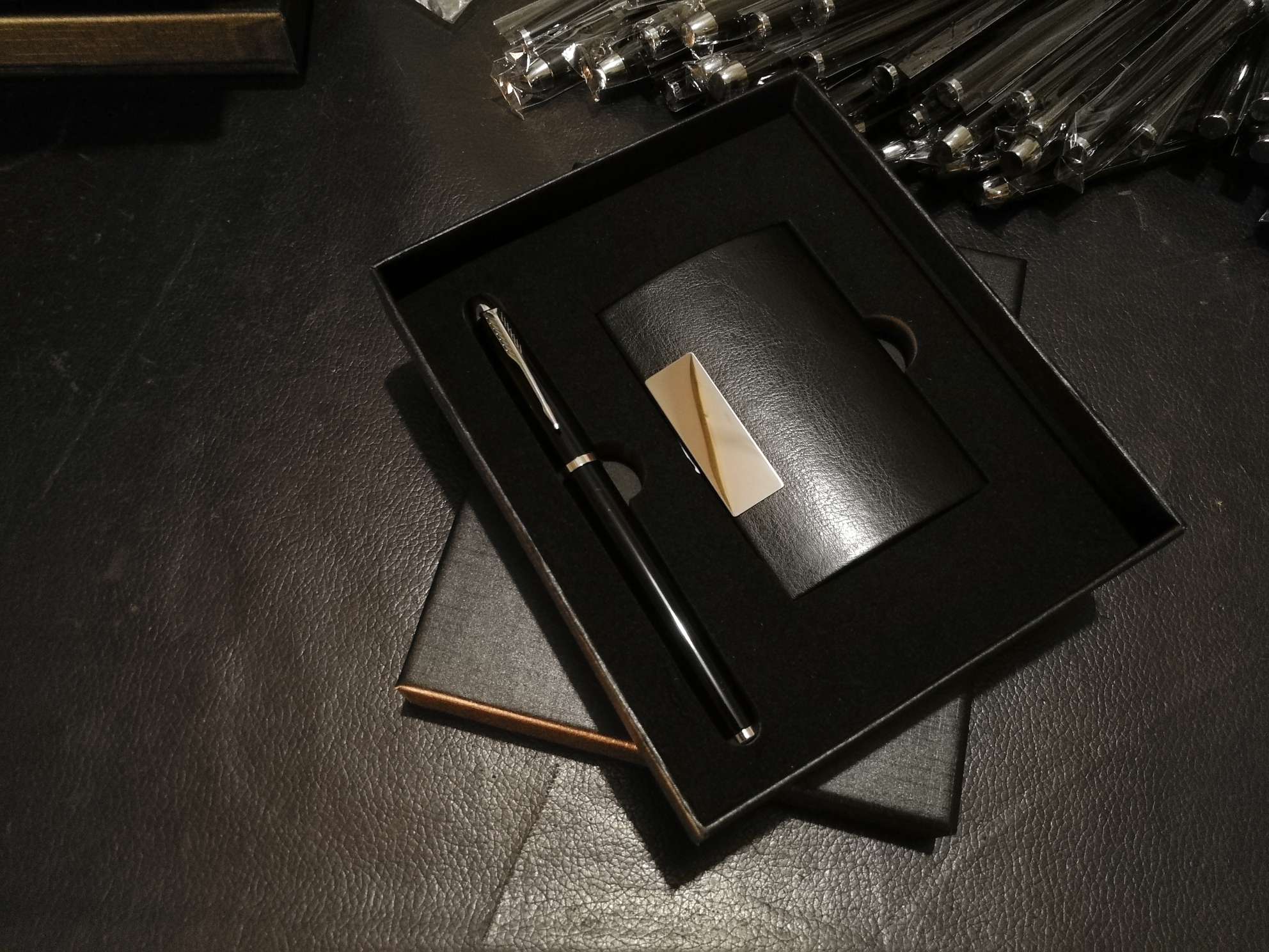 Business office business card holder, gift signature pen set, advertising pen, gift pen, pearl pen, business card box, gift set Application Scenario