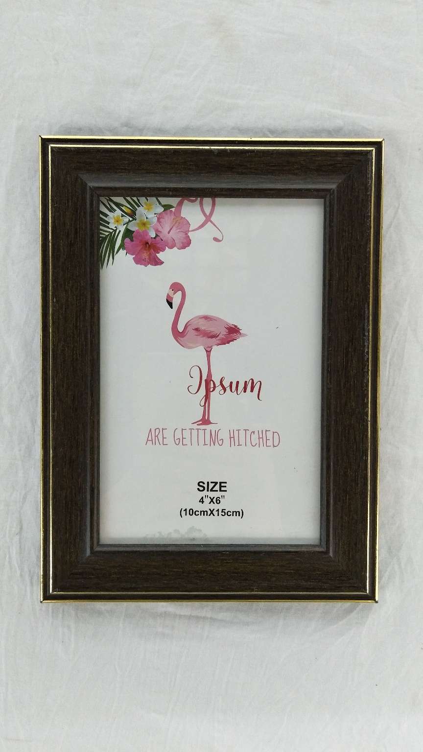 相框复古的有两条金色的边。图