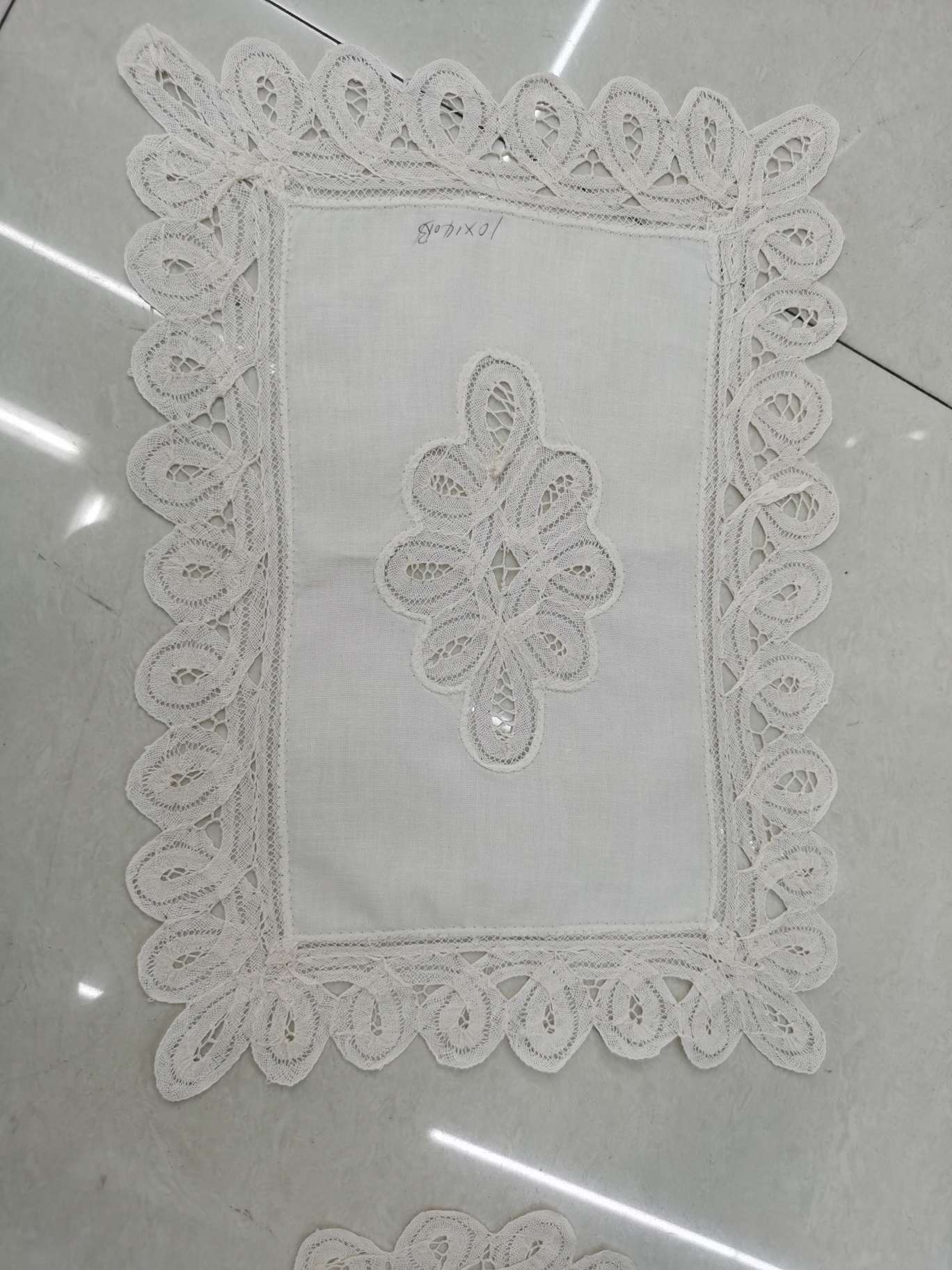 此款为全棉纯手工绣花餐垫，有大小规格，颜色为本色 桌布