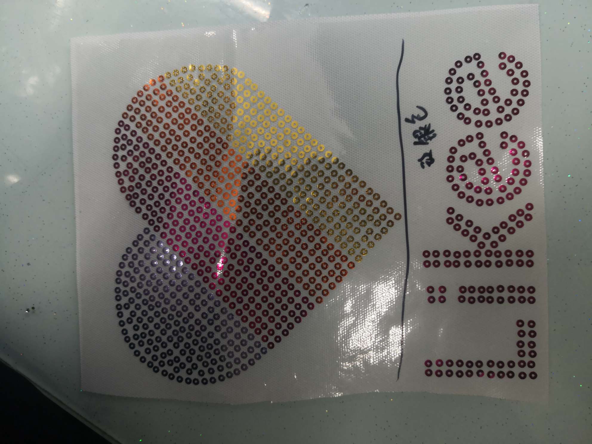 亮片烫钻专注厂家各种字母图案烫钻 潮牌服装辅料烫钻。详情2