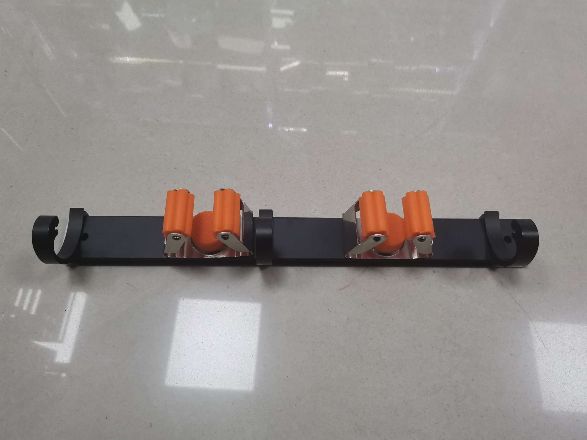 拖把挂架 拖把挂钩 拖把架白底实物图