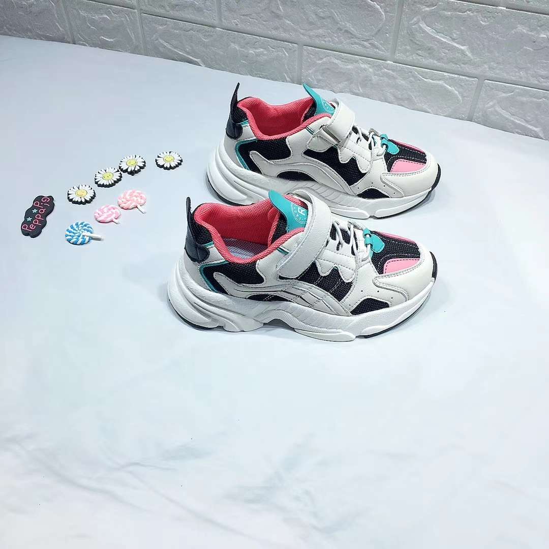 童运动鞋实物图