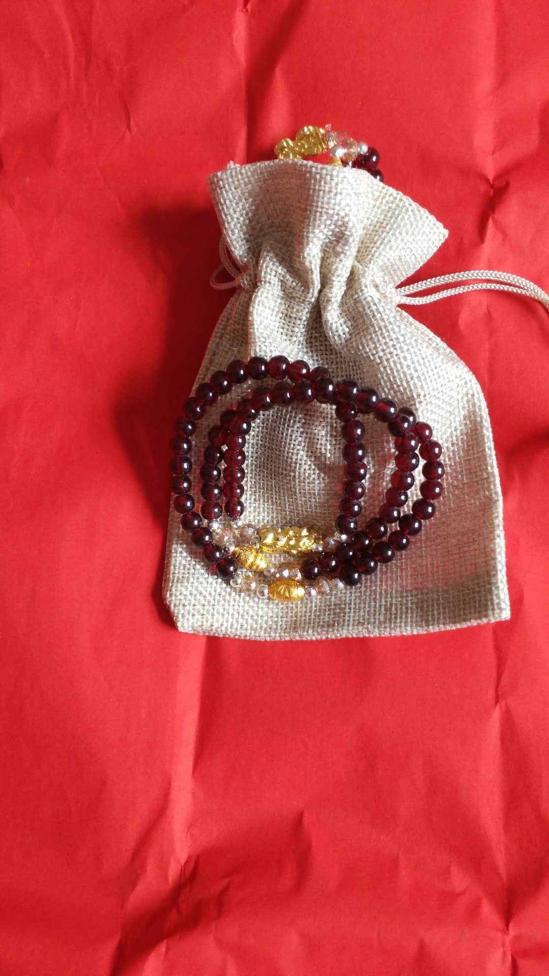 Long strings of garnet details Picture