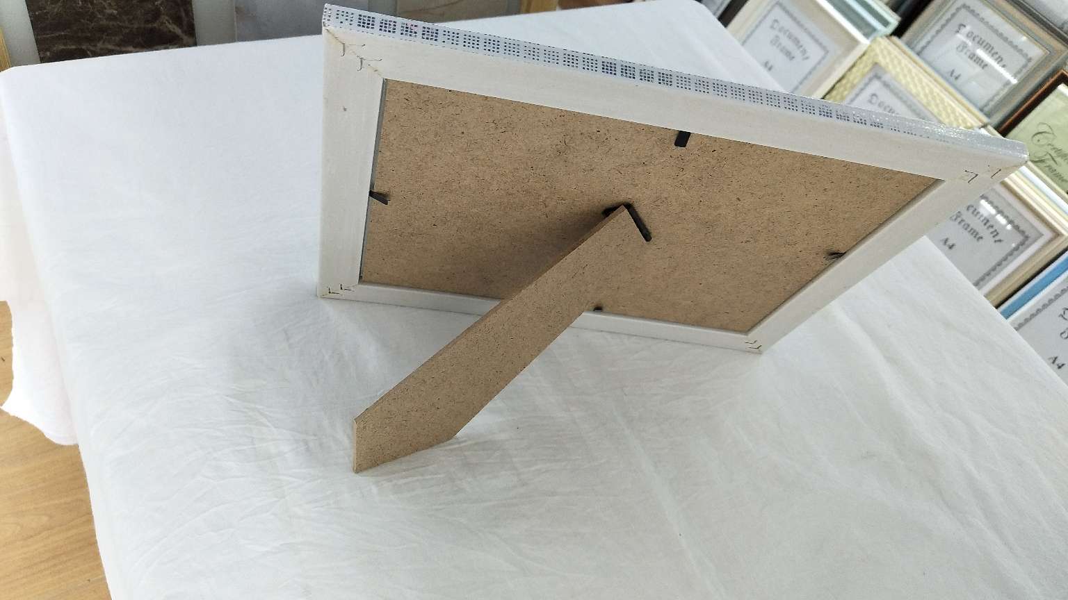 欧美塑料小相框边框上烫花边银色的小摆台。产品图