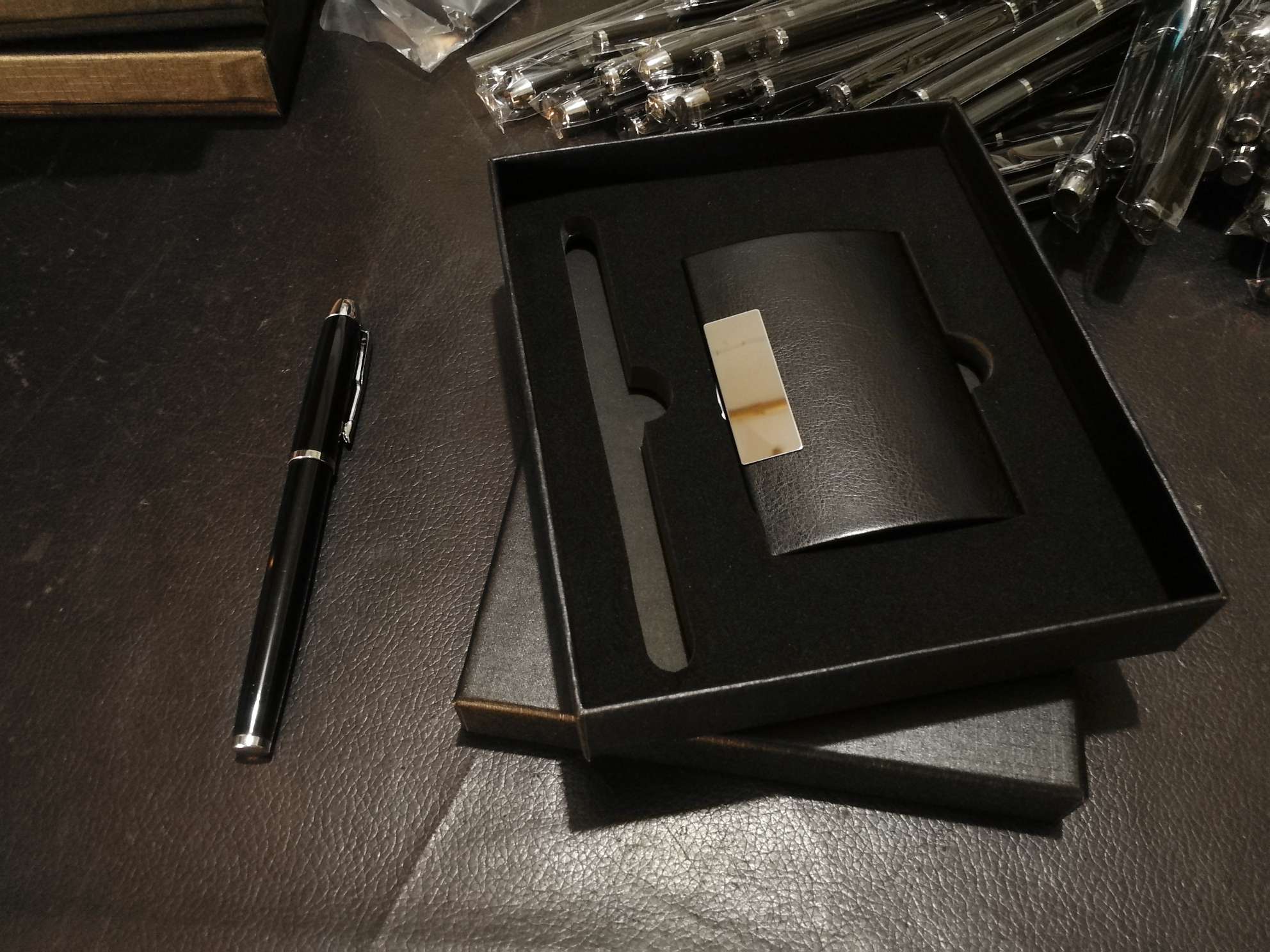 Business office business card holder, gift signature pen set, advertising pen, gift pen, pearl pen, business card box, gift set Specification image