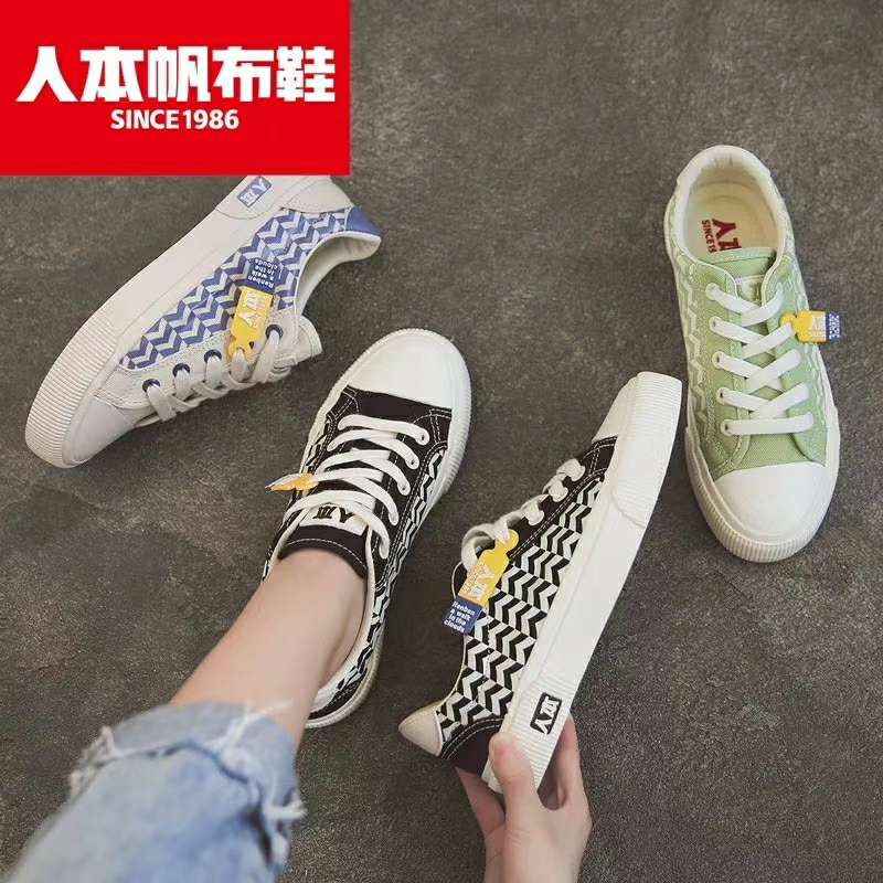 女式帆布鞋实物图