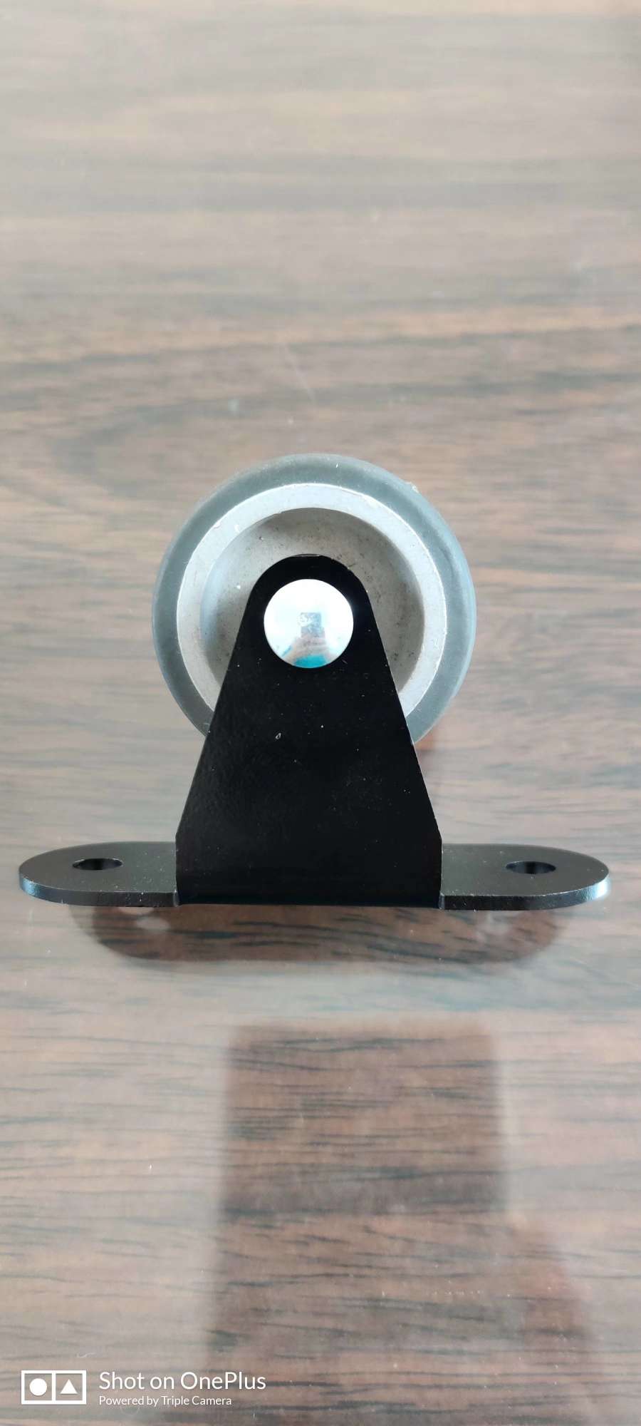 Special wheel caster for glass thumbnail
