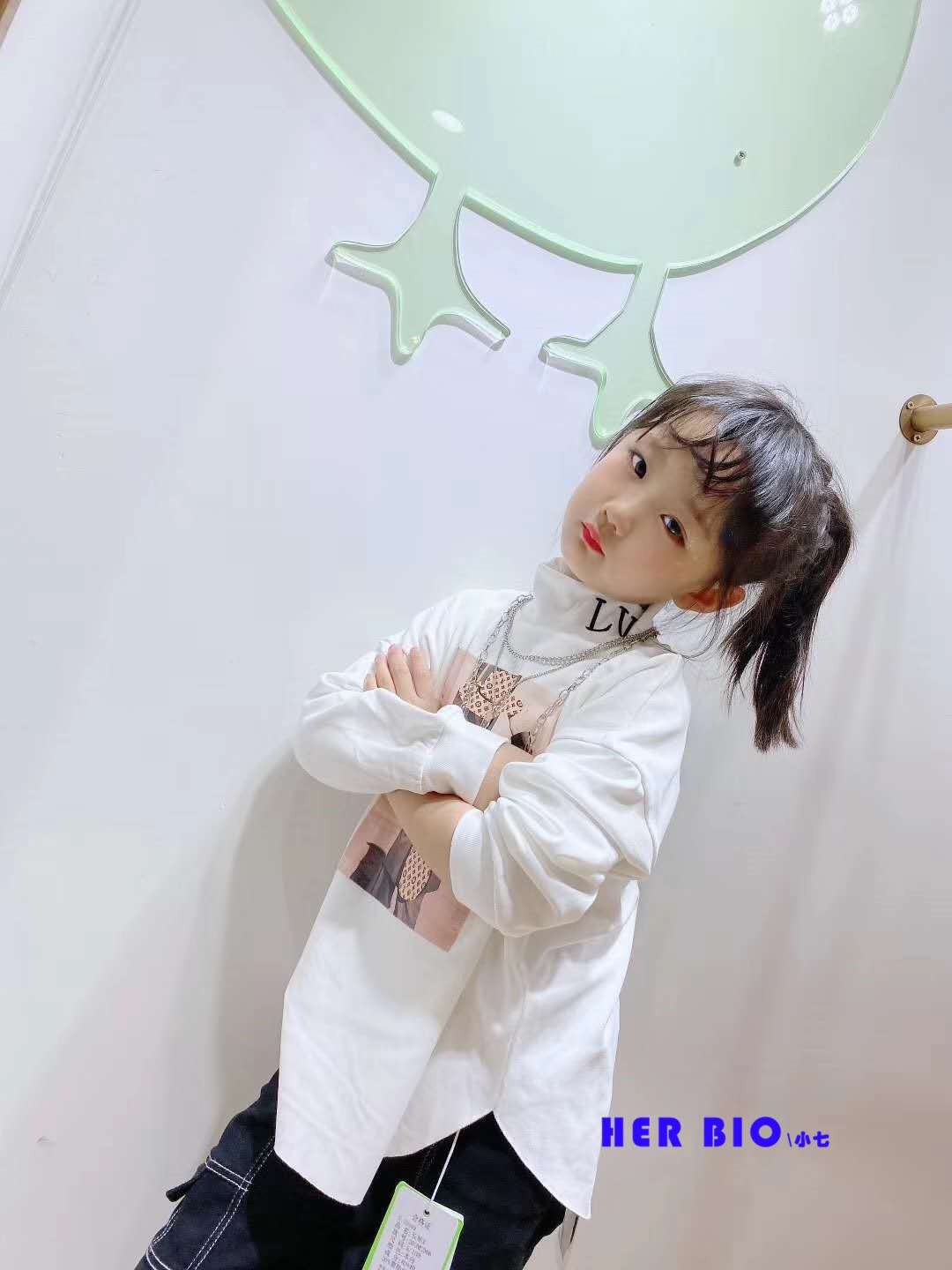 白色印花长袖高领套头卫衣