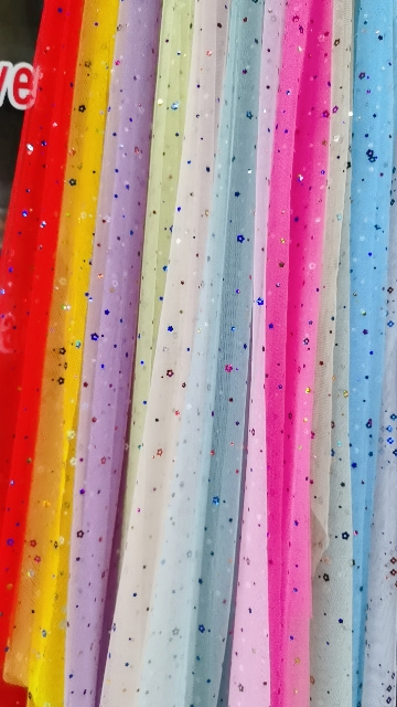 彩色五角星：本产品用于童装，饰品，玩具舞台装，工艺品等等……